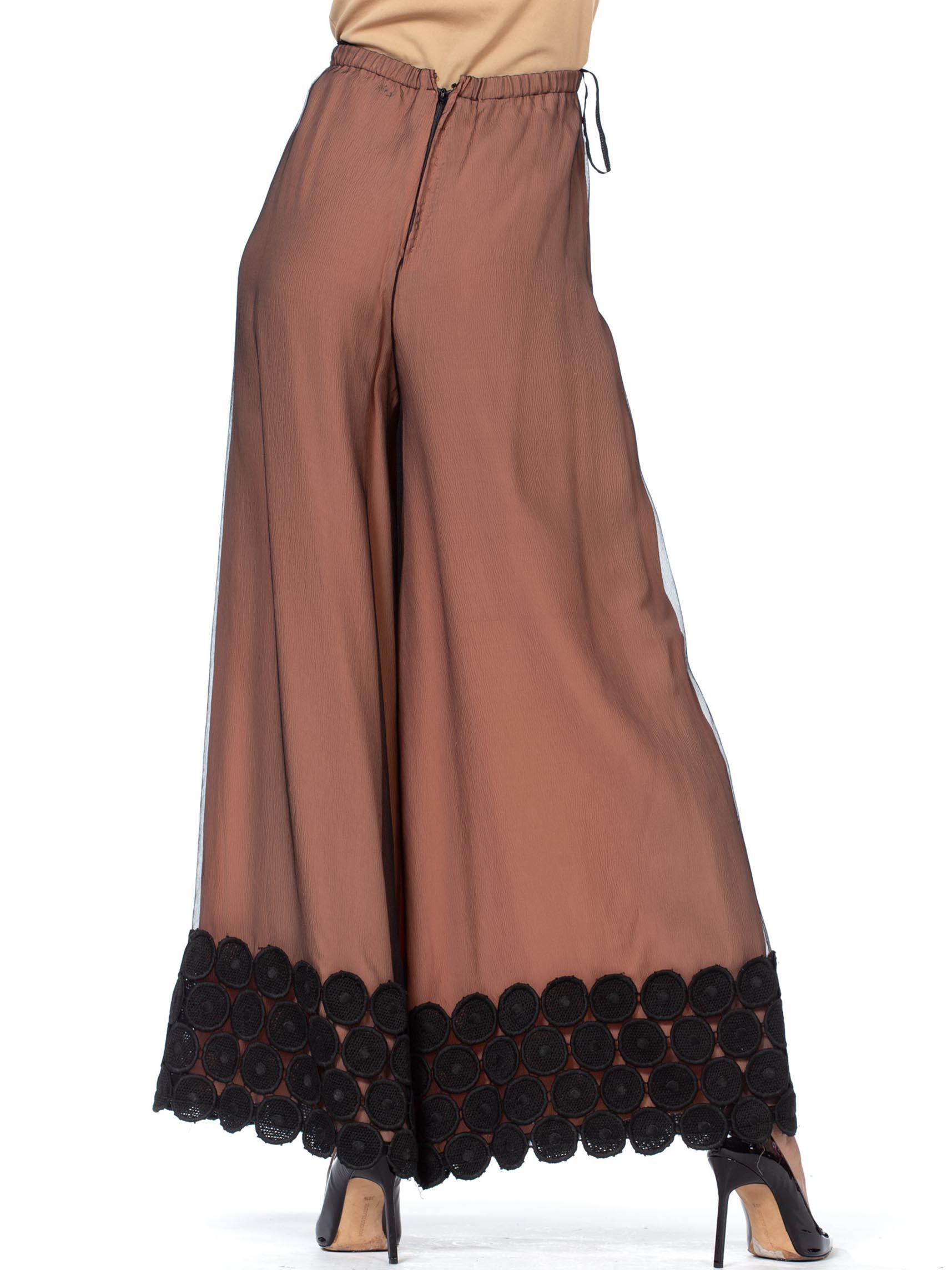 Schwarzes durchsichtiges Polyester-Spitzen- und Chiffonkleid aus den 1960er Jahren  Hosen Damen im Angebot