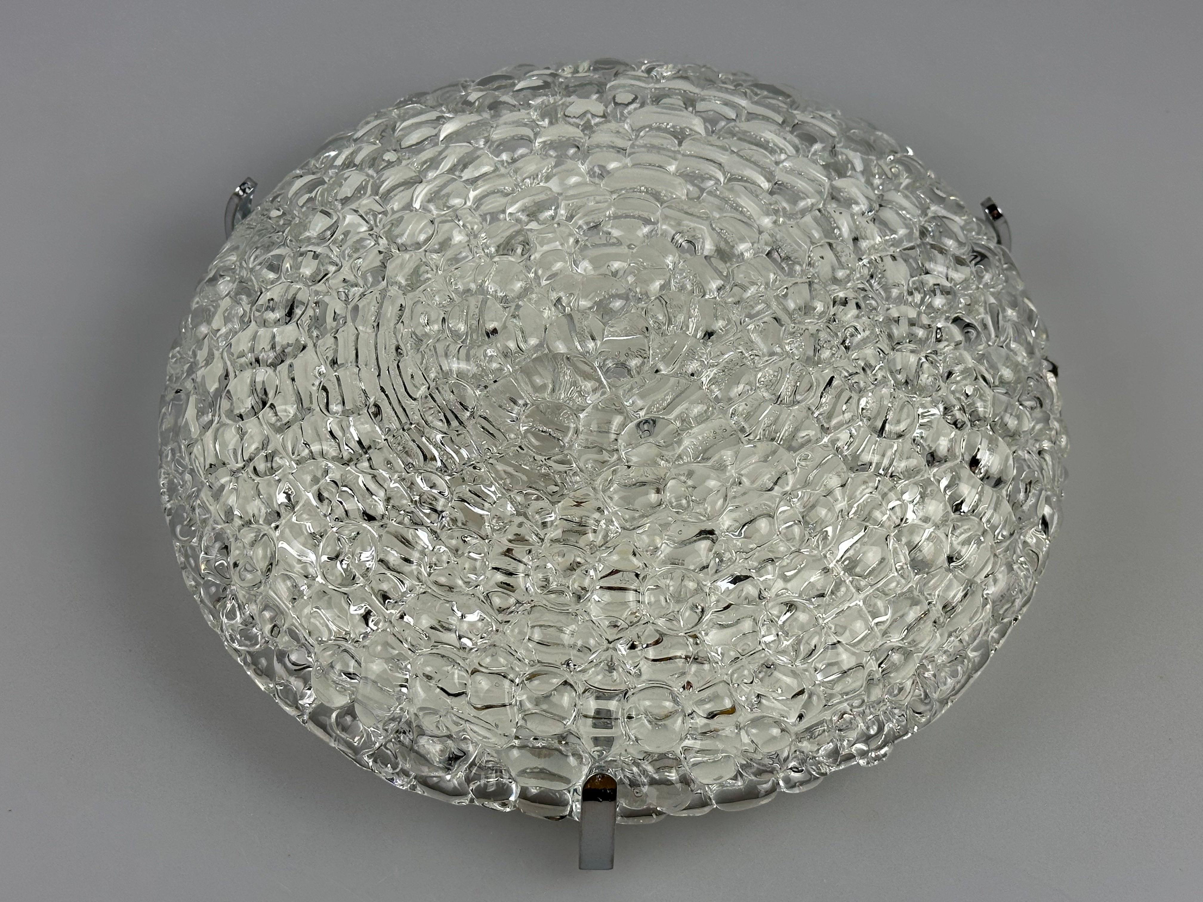 1960s 1970s Lámpara Luz Techo Flush Mount Cristal Hielo Diseño Space Age mediados del siglo XX en venta