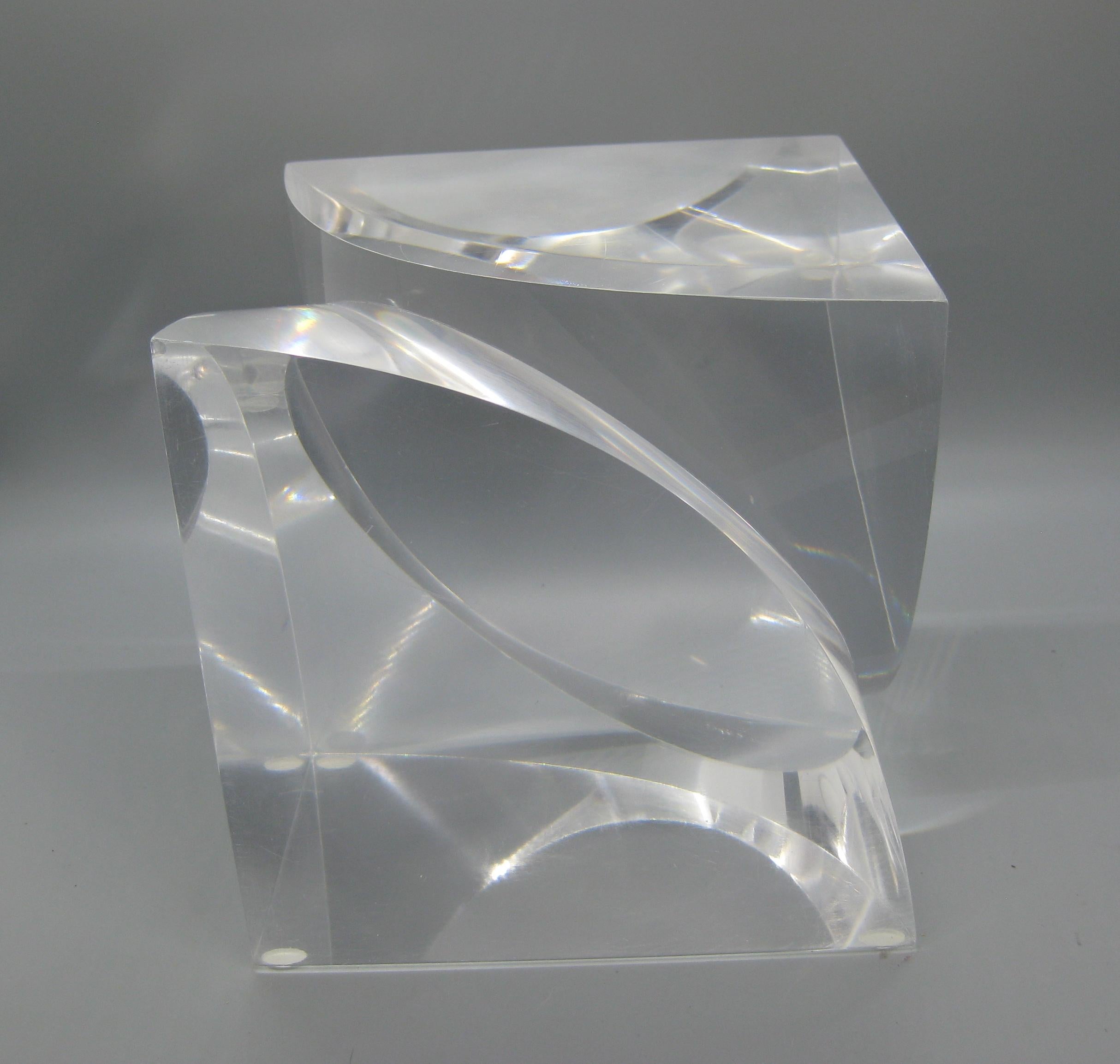 1960''s-1970''s Lucite Acrylique Optique Op-Art Grand Cube Sculpture Abstraite en vente 5
