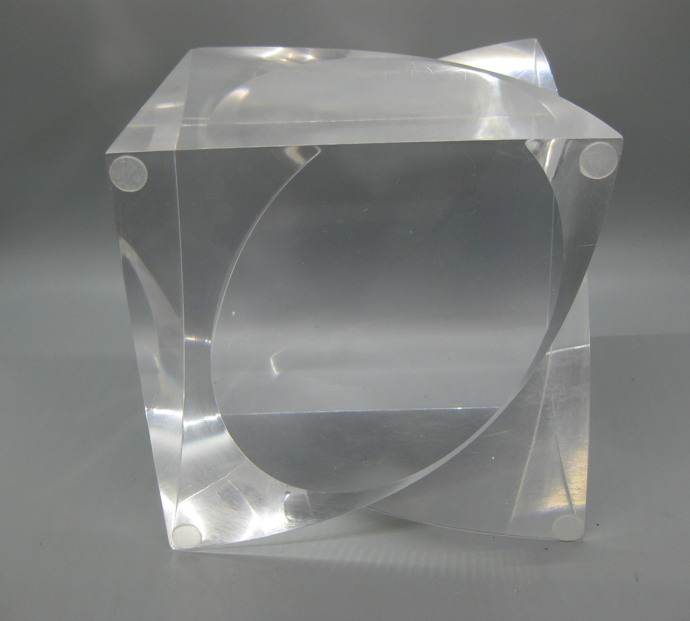 1960''s-1970''s Lucite Acrylique Optique Op-Art Grand Cube Sculpture Abstraite en vente 6