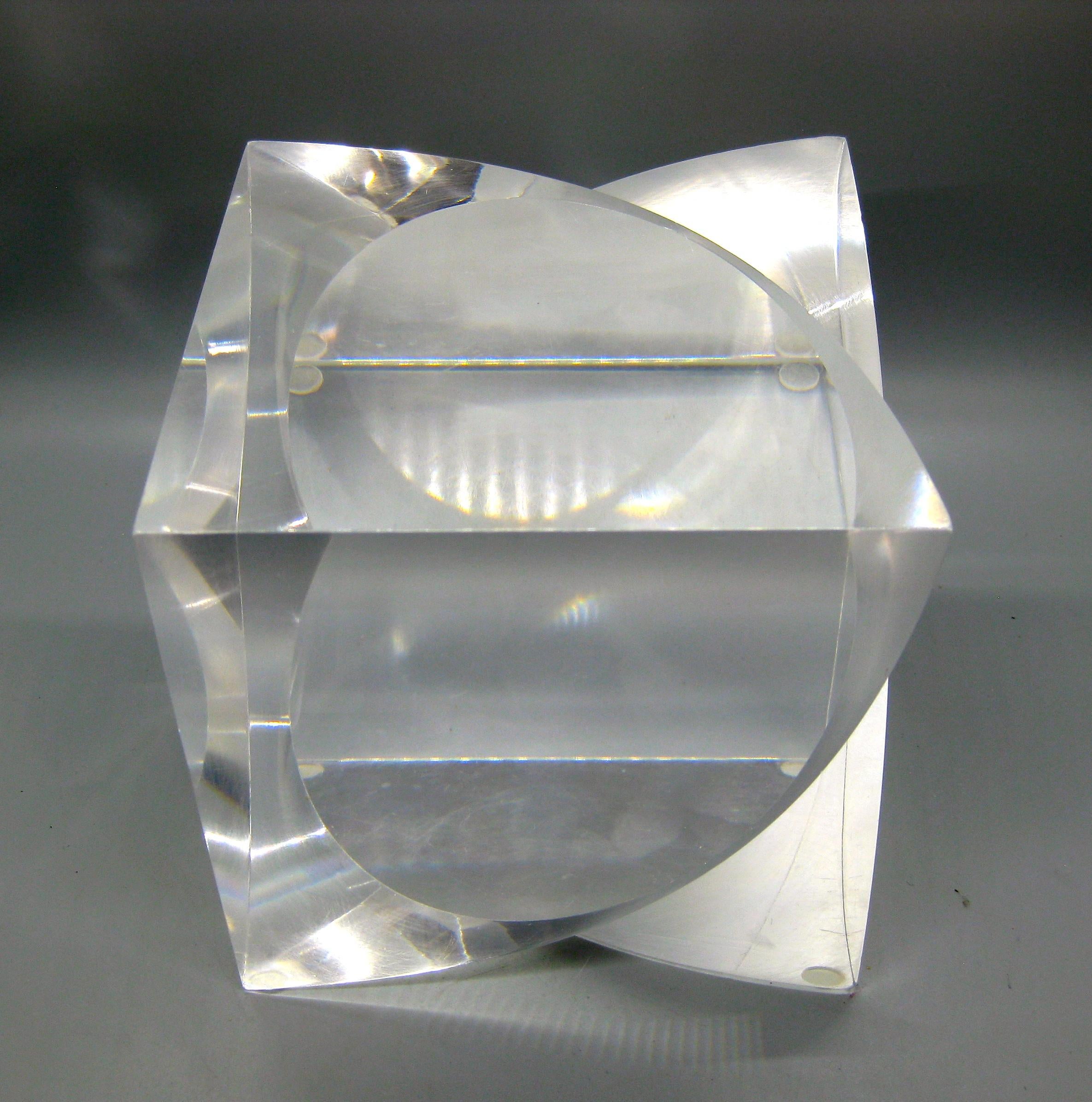 Einzigartige abstrakte Würfelskulptur aus Lucit-Acryl aus den 1960er bis 9170er Jahren. Keine Signaturen oder Herstellerangaben. Erinnert mich an Charles Hollis Jones oder Victor Vasarely. Großartiges abstraktes Design und Form. Die Skulptur ist in
