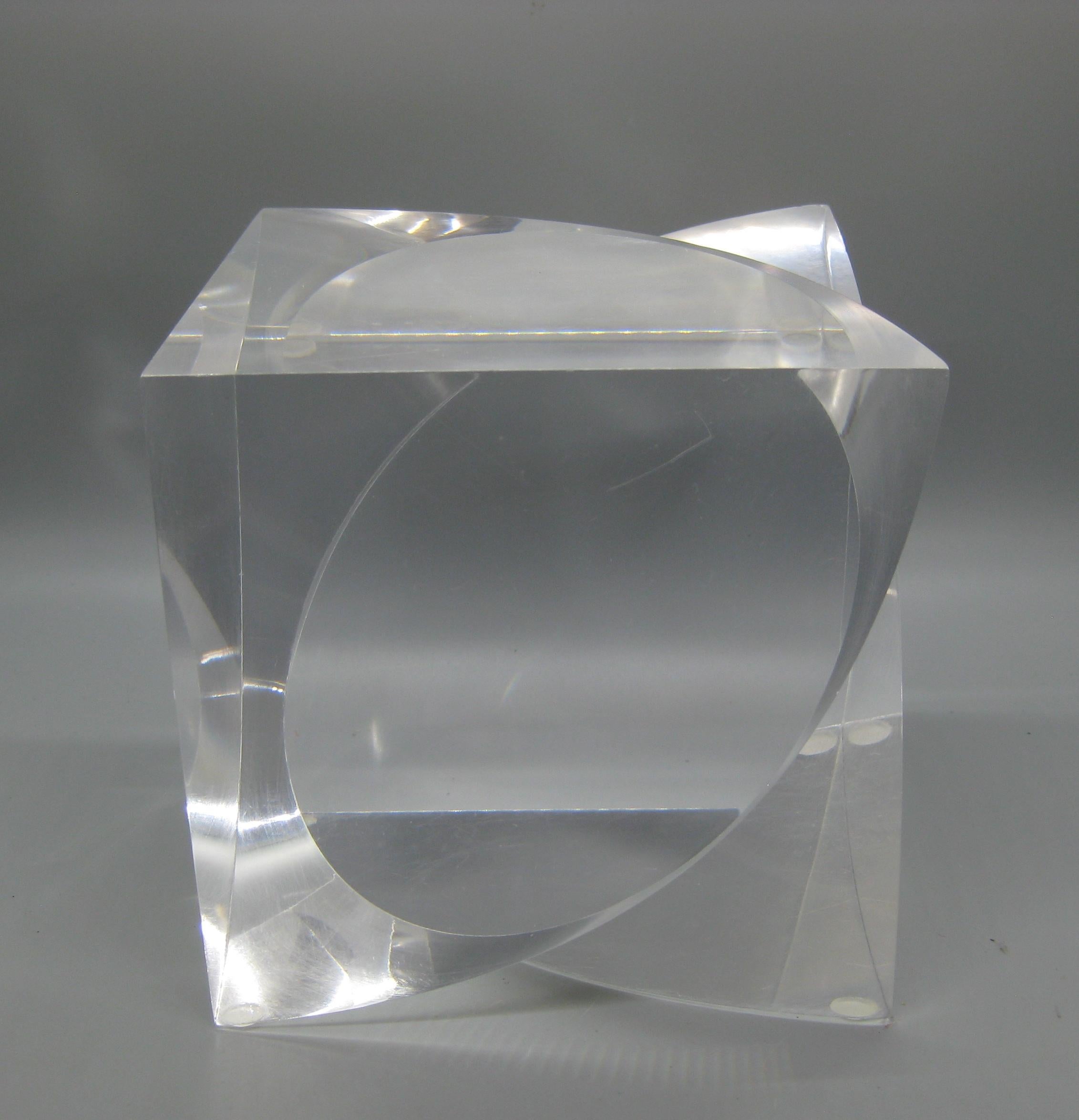 Américain 1960''s-1970''s Lucite Acrylique Optique Op-Art Grand Cube Sculpture Abstraite en vente