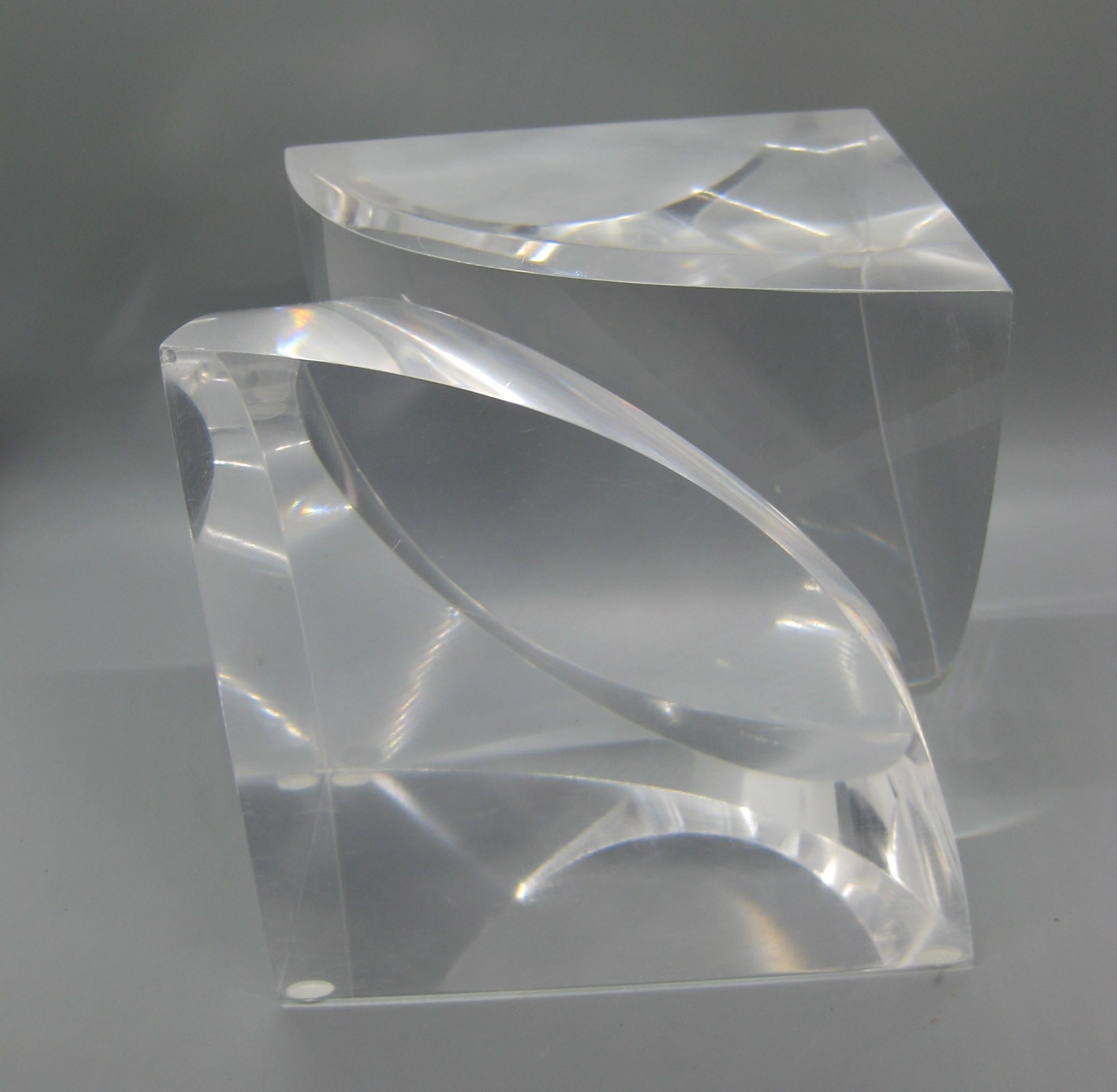 1960''s-1970''s Lucite Acrylique Optique Op-Art Grand Cube Sculpture Abstraite en vente 3