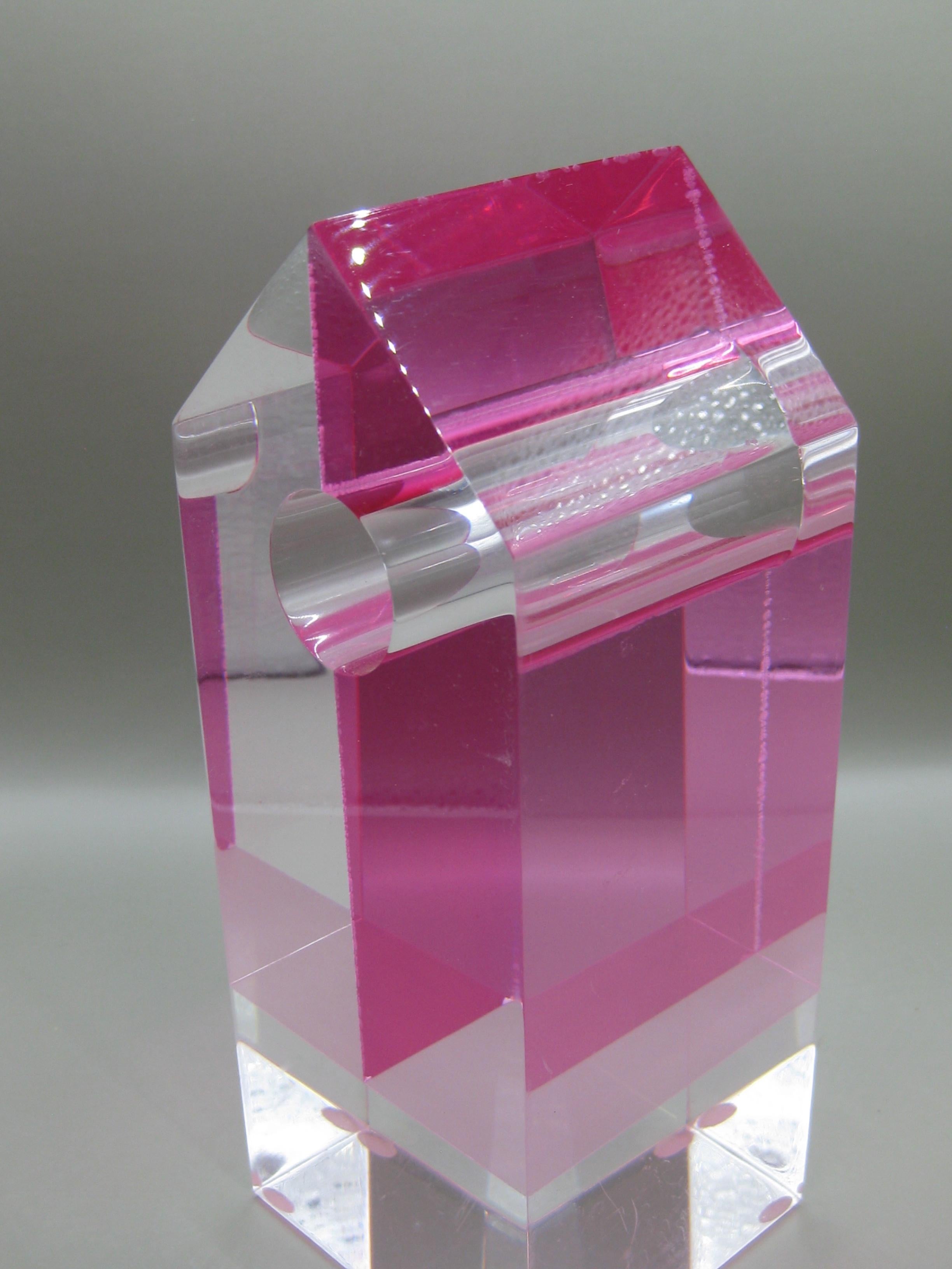 Scultura astratta op-art in lucite, unica nel suo genere, risalente agli anni '60 e '70. Nessuna firma o marchio di fabbrica. Sembra qualcosa che avrebbe fatto Victor Vasarely. Grande design astratto e forma. La scultura è in ottime condizioni