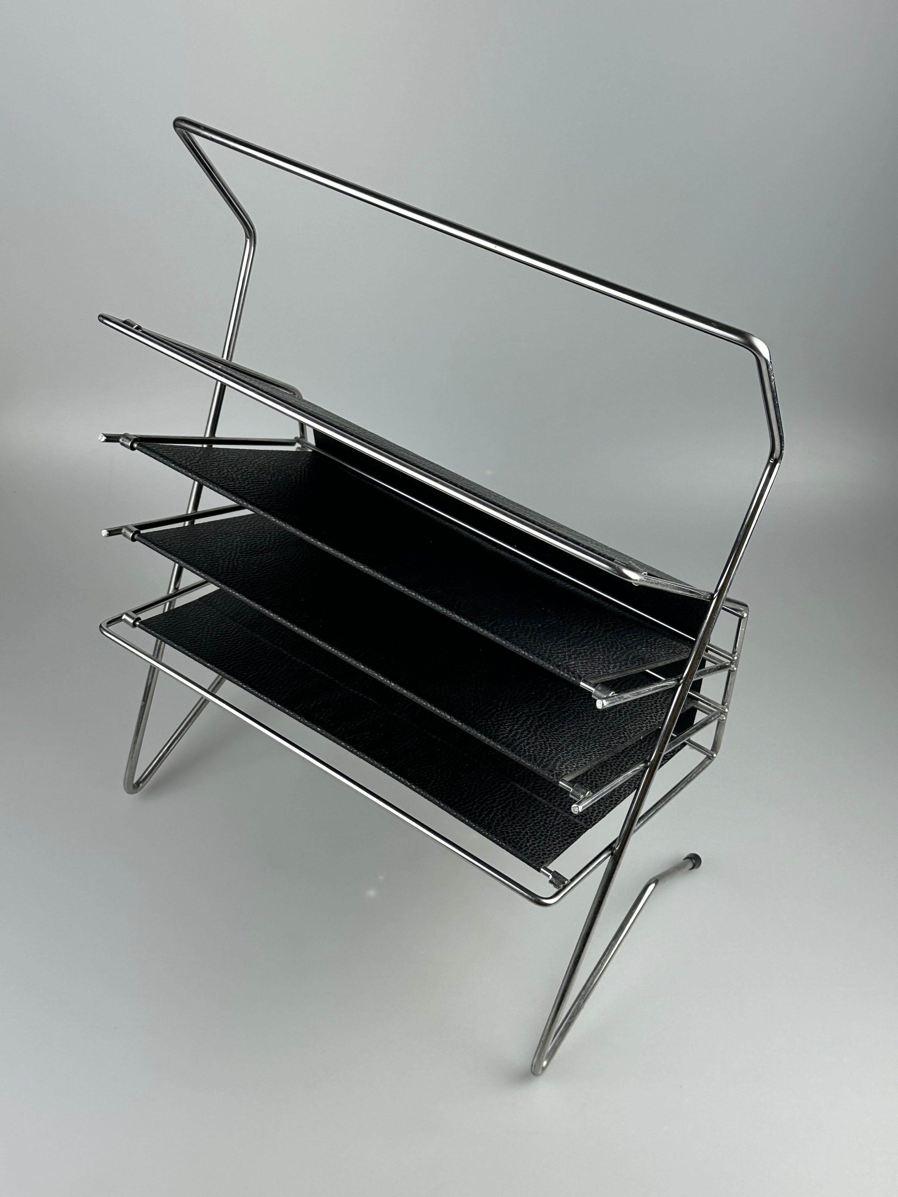 Tedesco Portagiornali anni '60-'70 in metallo e plastica Design A Space Age in vendita
