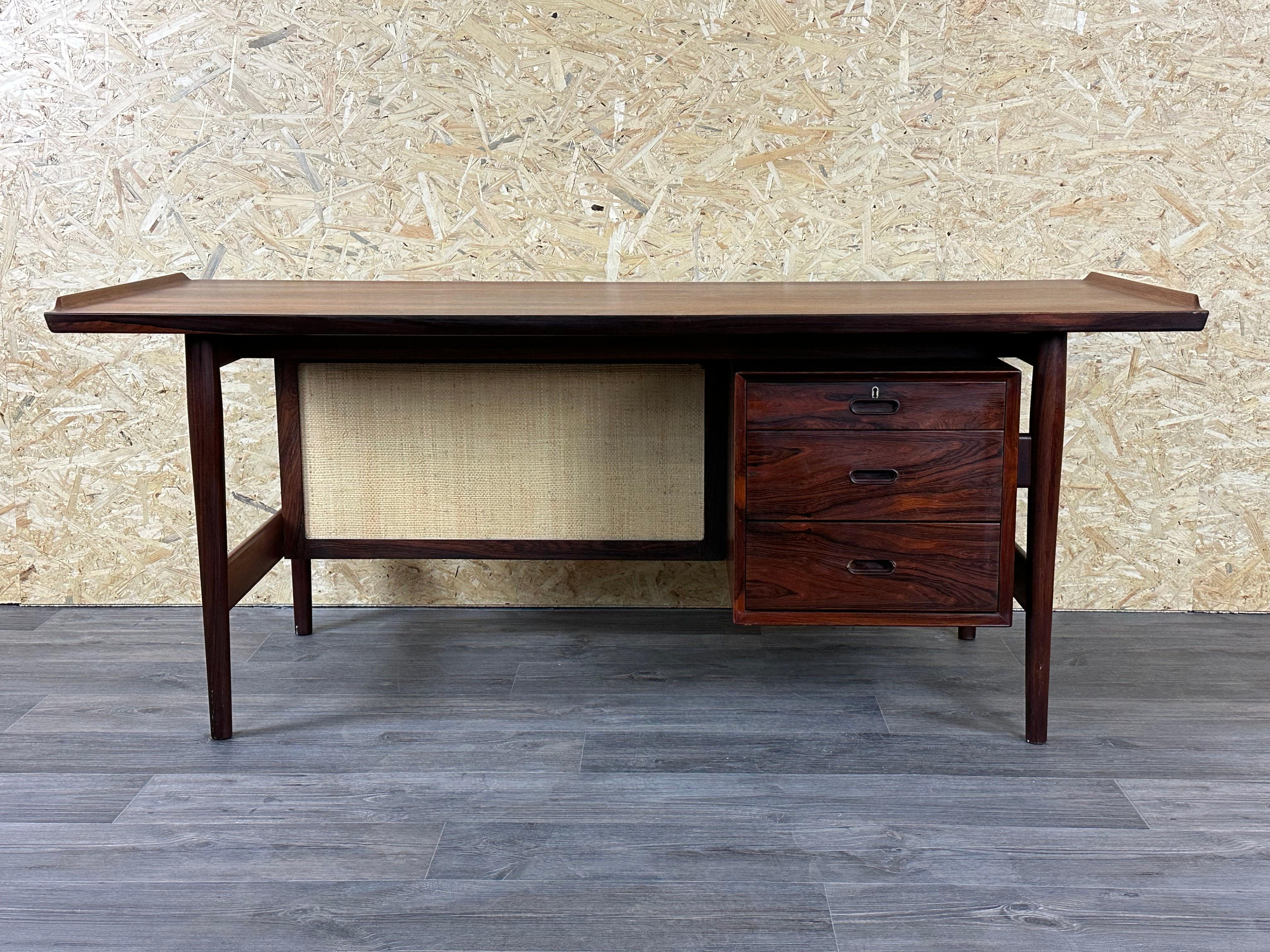 Bureau en palissandre de Rio des années 1960/70 par Arne Vodder pour Sibast Furniture

Objet : Bureau

Fabricant : Sibast Furniture

Condit : Bon

Age : Circa 1960-1970

Dimensions :

Largeur = 179,5 cm
Profondeur = 80 cm
Hauteur = 72cm

Matériau