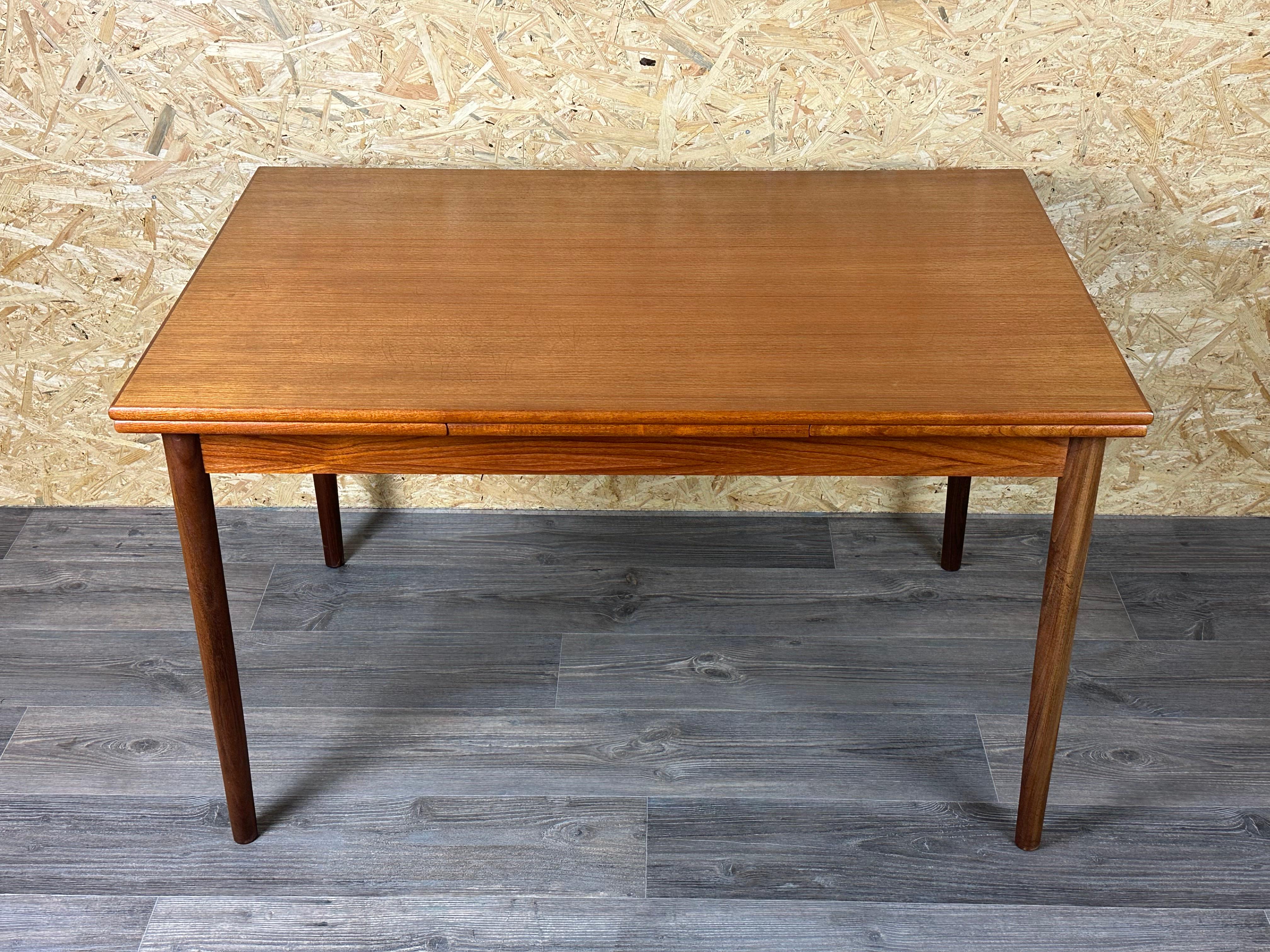 1960s/1970s Teak Dining Table Danish Modern Design Denmark 1960s/1970s

Object: Dining Table

Manufacturer: Unknown

Condition: Good - Vintage

Age: Approx. 1960-1970

Dimensions:

122cm (+ 2x 39cm) x 80cm x 73cm

Other information:

The pictures