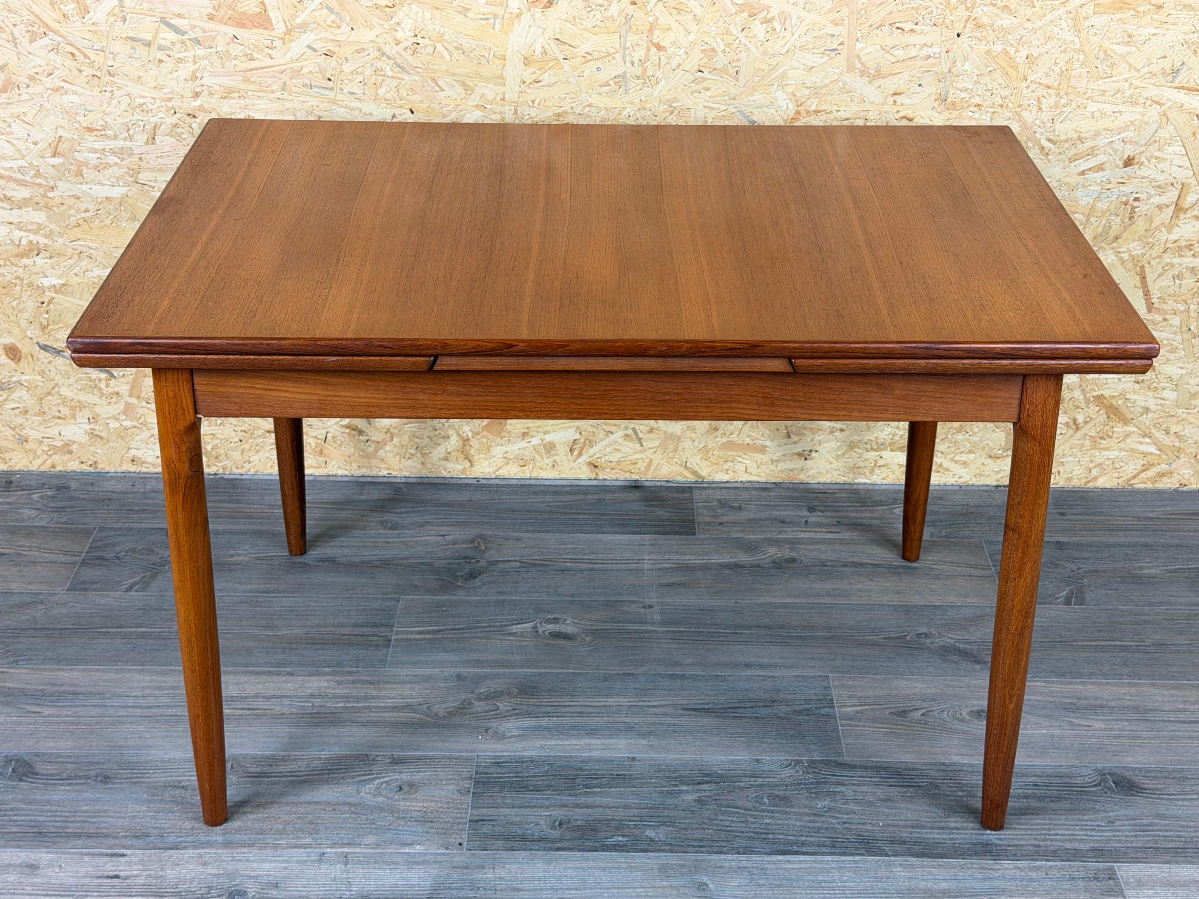 Table de salle à manger en teck des années 1960/70, Danish Modern Design, Danemark

Article : Table à manger

Fabricant : Inconnu

Condit : Bon - Vintage

Age : Circa 1960-1970

Dimensions :

(+ 2 x 40 cm) 119.5 cm x 79 cm x 73 cm

Autres notes