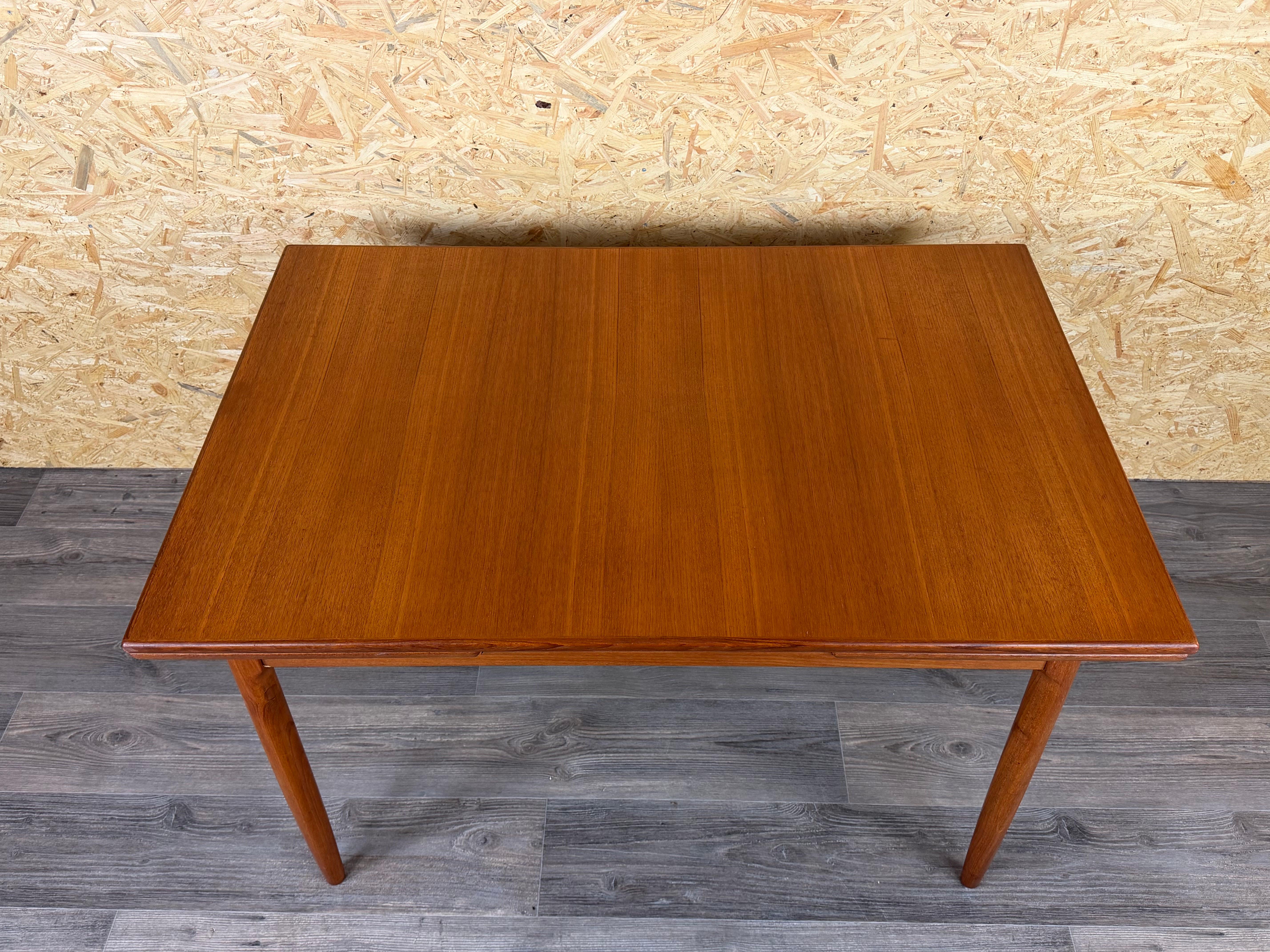 Milieu du XXe siècle 1960s 1970 Table de salle à manger en teck, Danish Modern Design, Danemark en vente