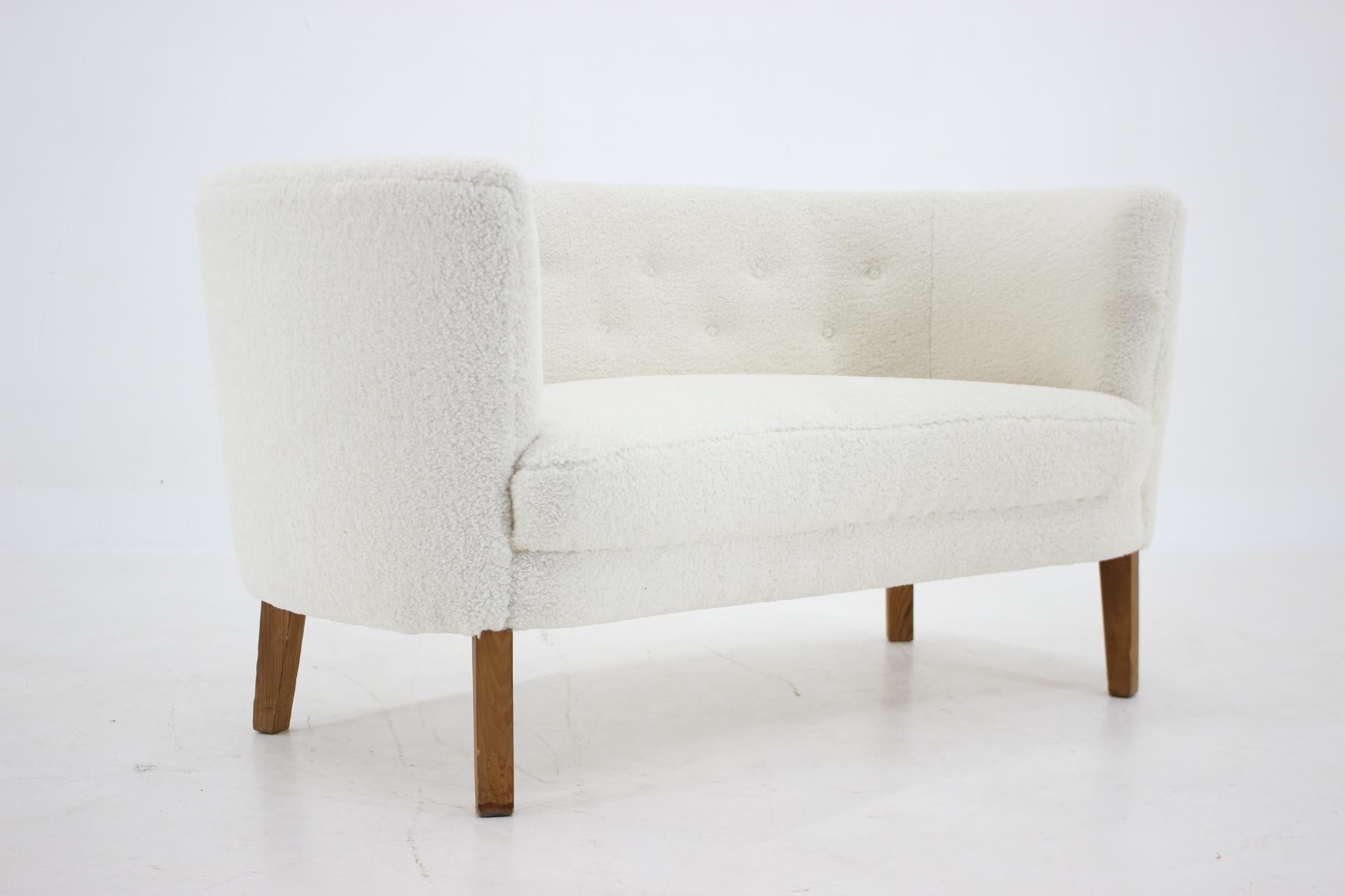 - Tessuto sintetico di qualità che imita la pelle di pecora 
- Rivestito di recente 
- Le parti in legno sono state accuratamente rimesse a nuovo 
- altezza del sedile 38 cm