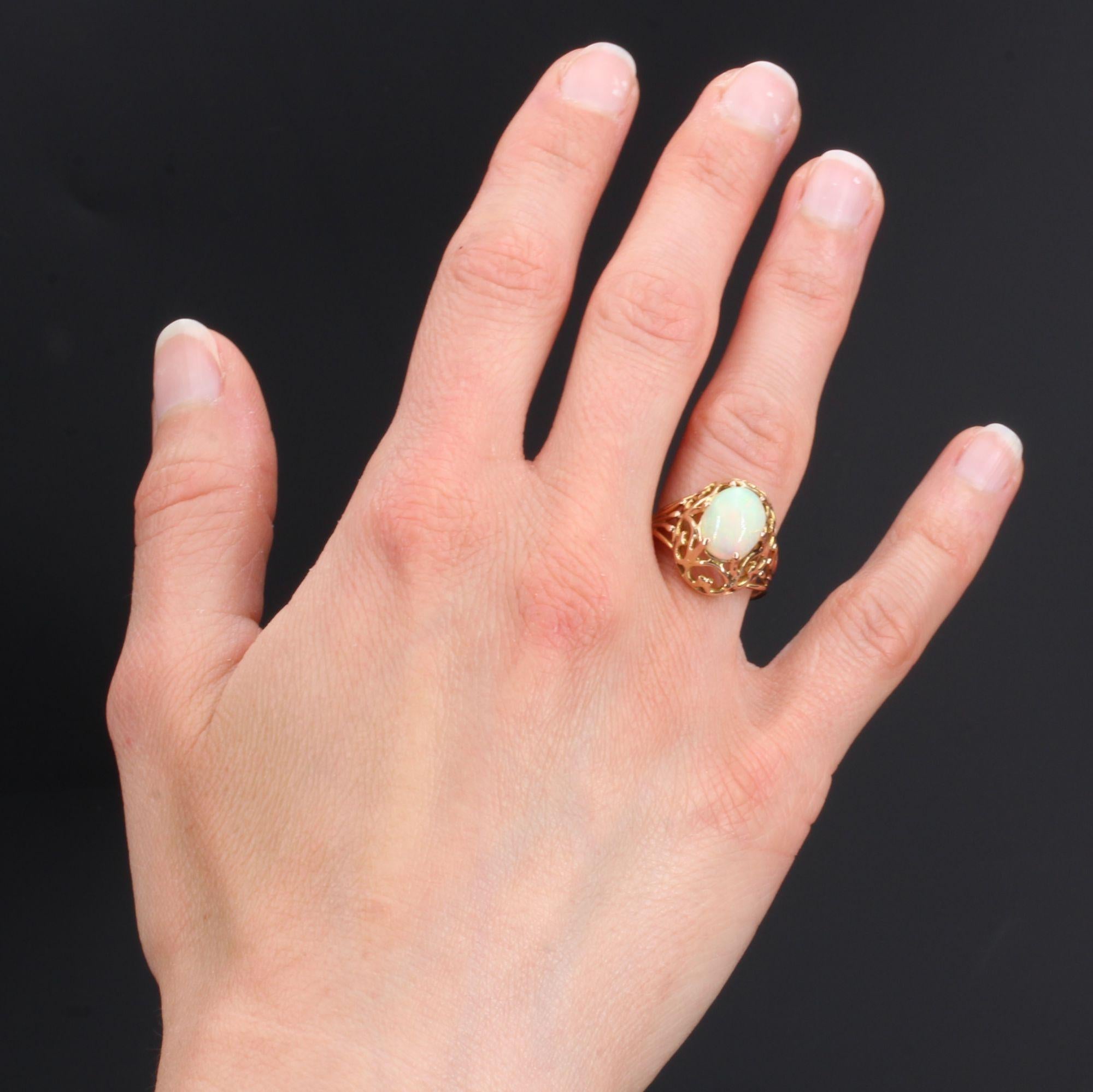 Ring in 18 karat rose gold, eagle head hallmark.
Beautiful retro ring, it forms a dome on the finger, openwork with heart motifs, which holds in the center a cabochon opal with claws. The ring is made of 5 gold wires that meet to form one.
Total