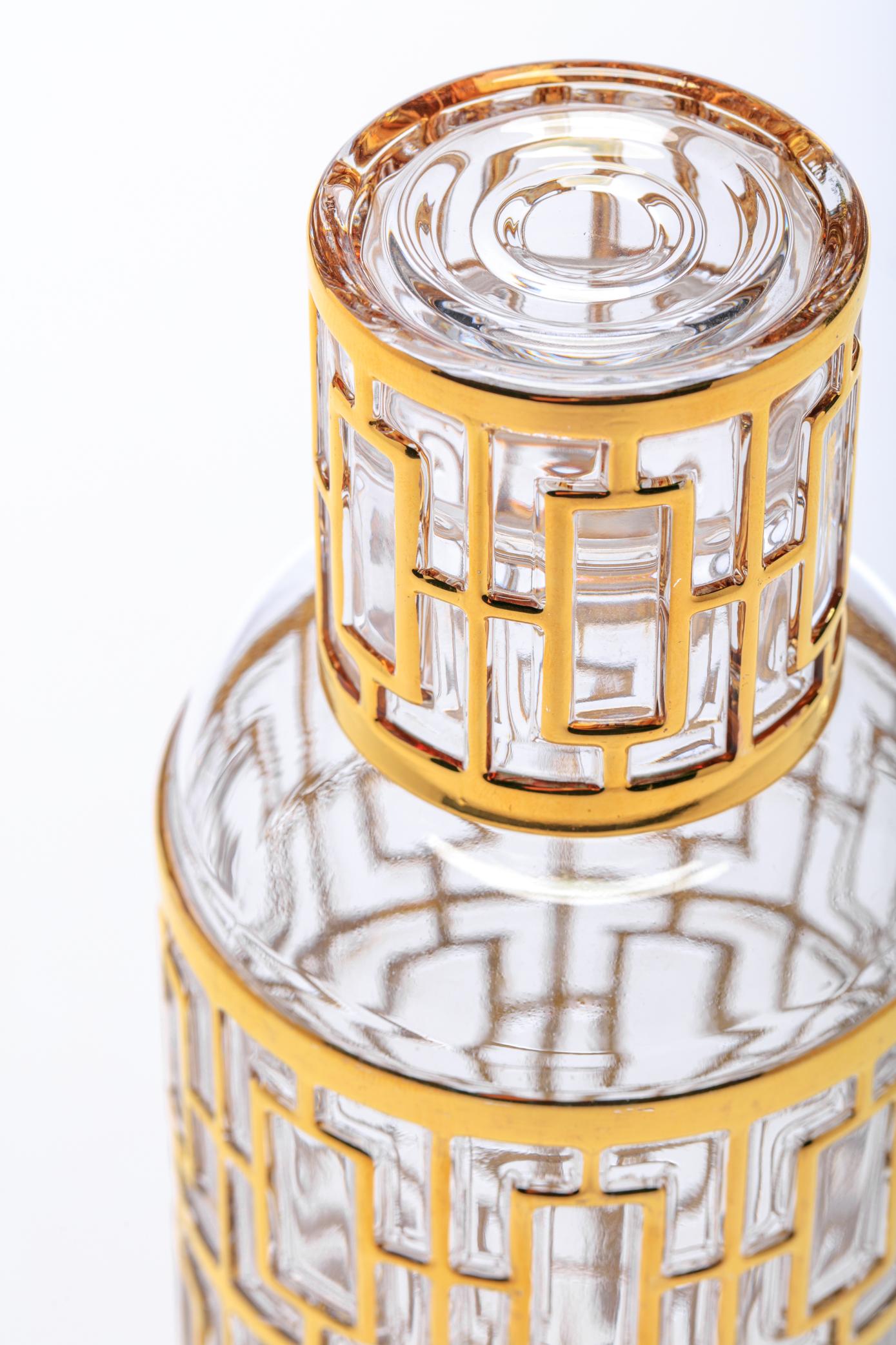 Magnifique et emblématique ensemble de bouteilles de saké à motif Shoji avec verres à saké assortis, fabriqué par Imperial Glass Company dans les années 1960. Le seul ensemble de ce type disponible - au niveau mondial - et en excellent état, sans
