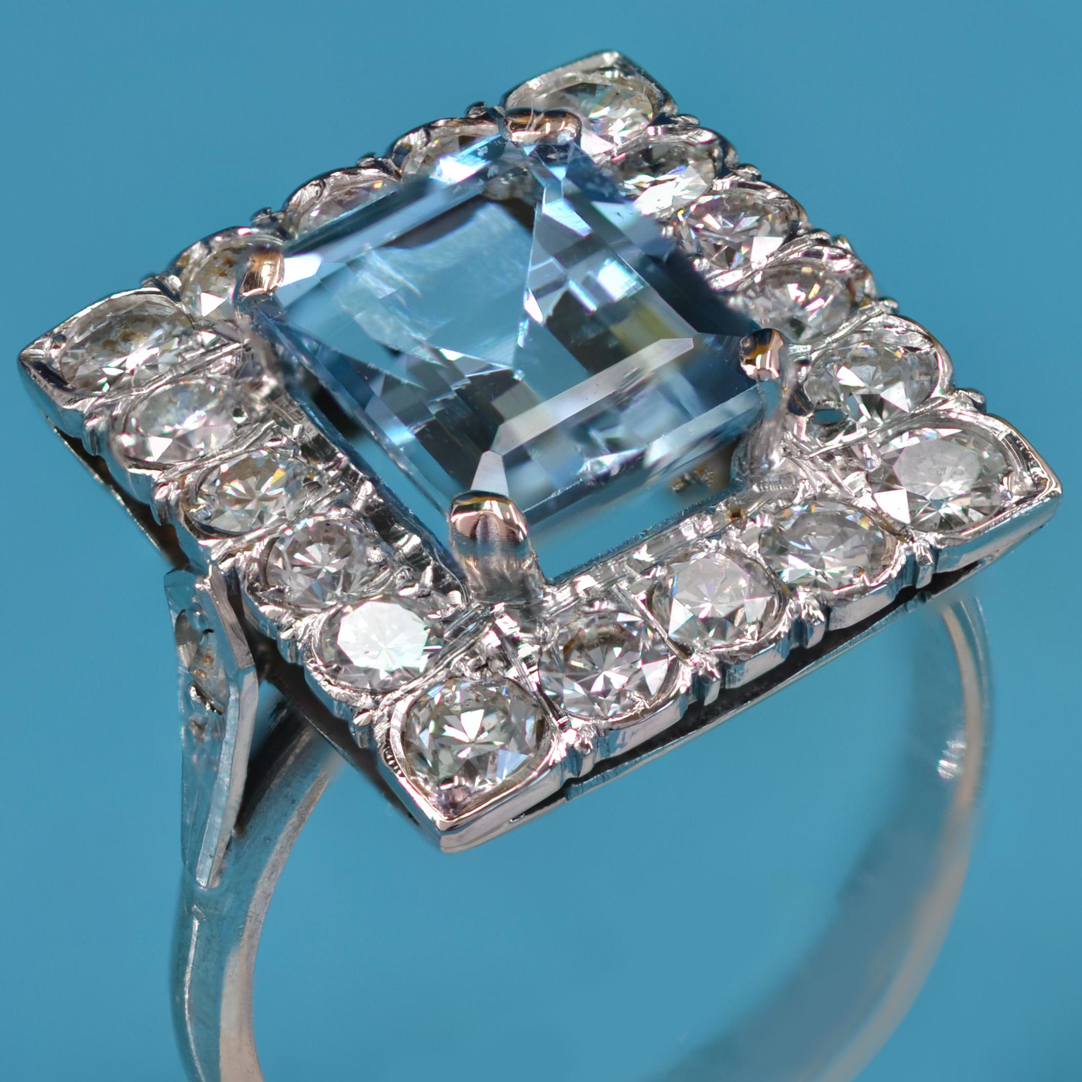 1960s 2.56 Carats Aquamarine Diamond 18 Karat White Gold Rectangular Shape Ring For Sale 5