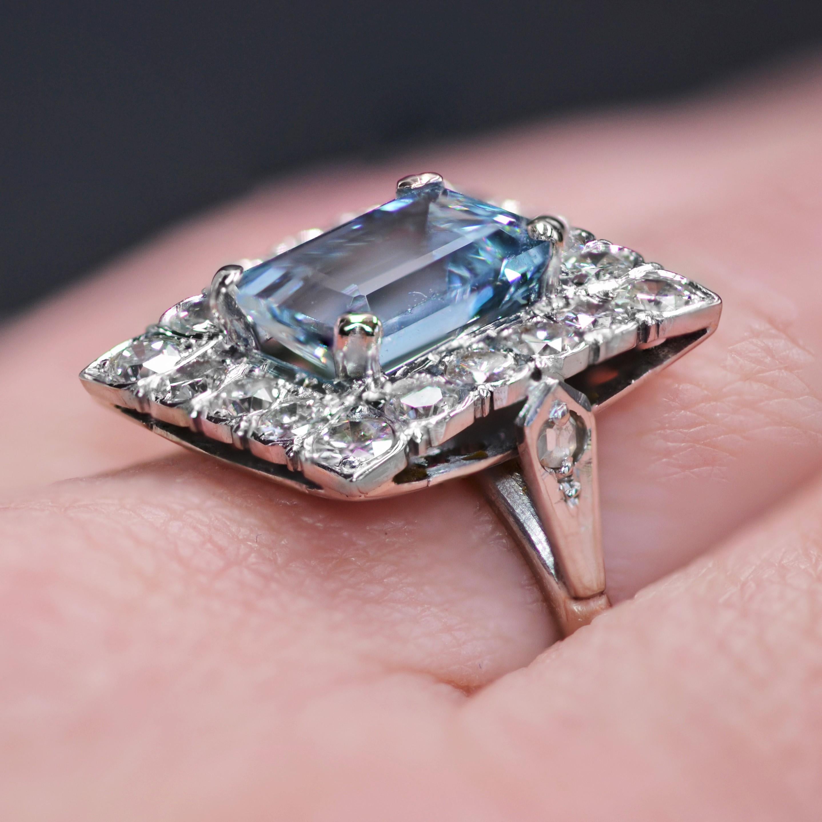 1960s 2.56 Carats Aquamarine Diamond 18 Karat White Gold Rectangular Shape Ring For Sale 7