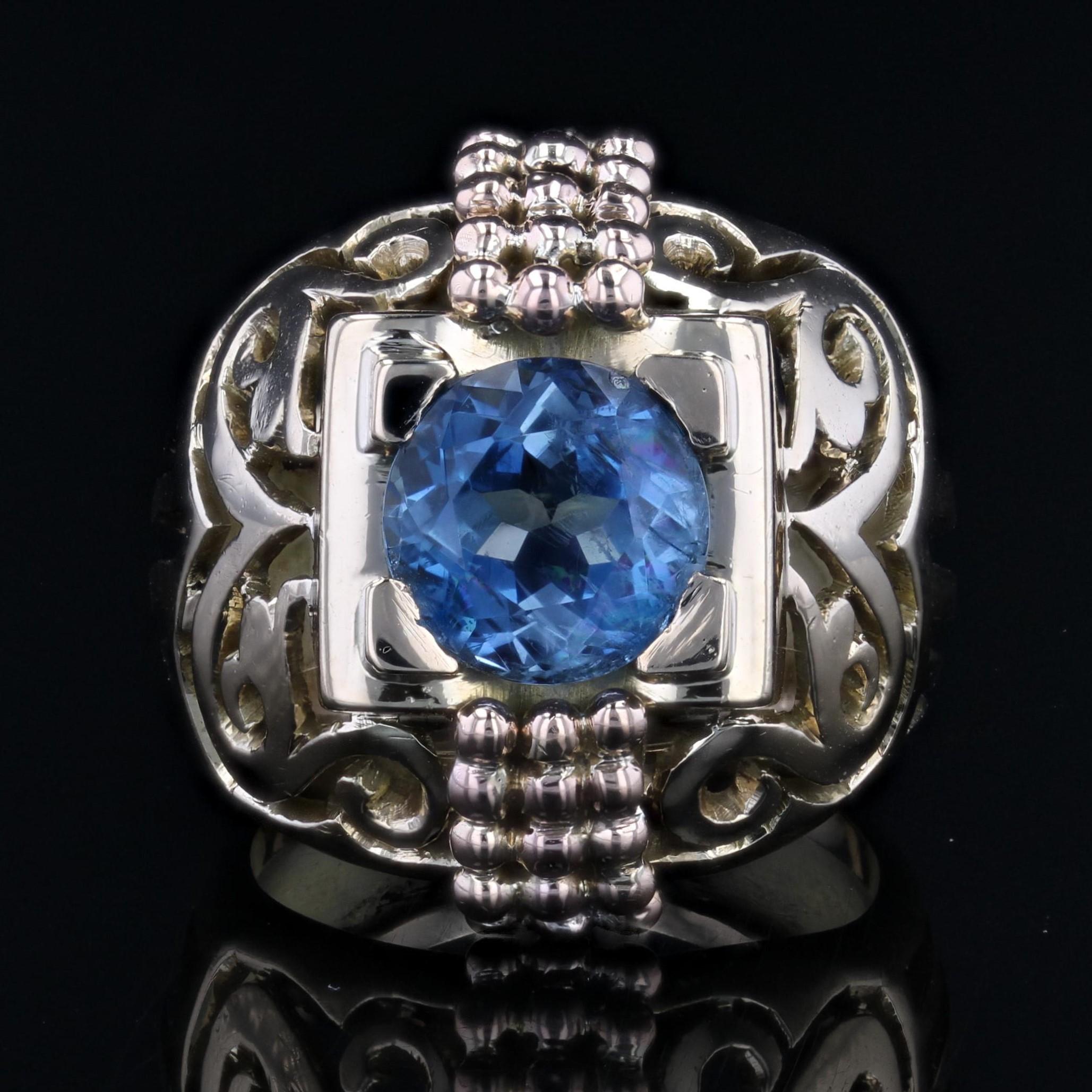 1960s 2.65 Carat Aquamarine 18 Karat Yellow Gold Openwork Dome Ring In Excellent Condition For Sale In Poitiers, FR