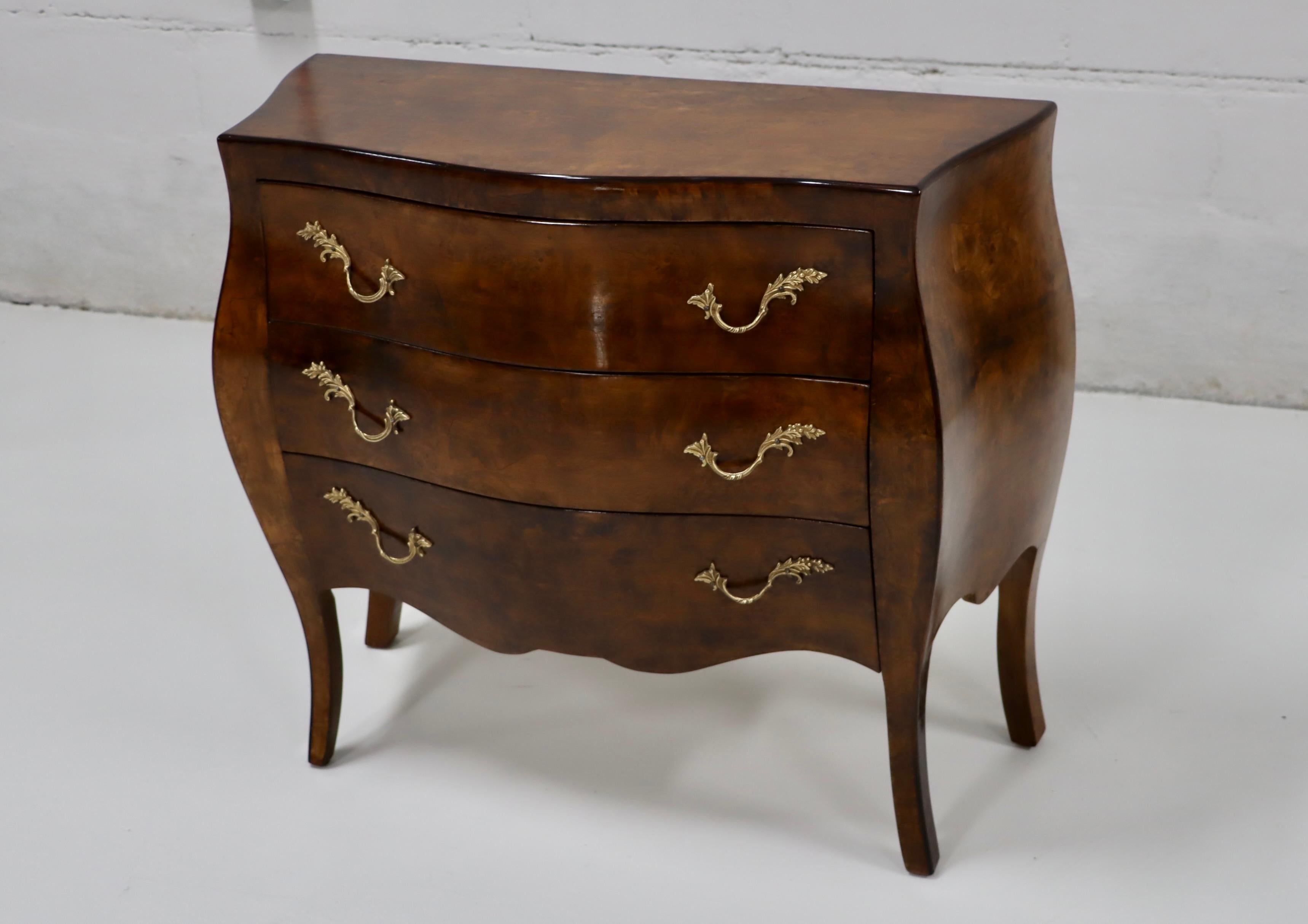 Commode italienne à 3 tiroirs en loupe d'huître et bois bombé des années 1960 en vente 7