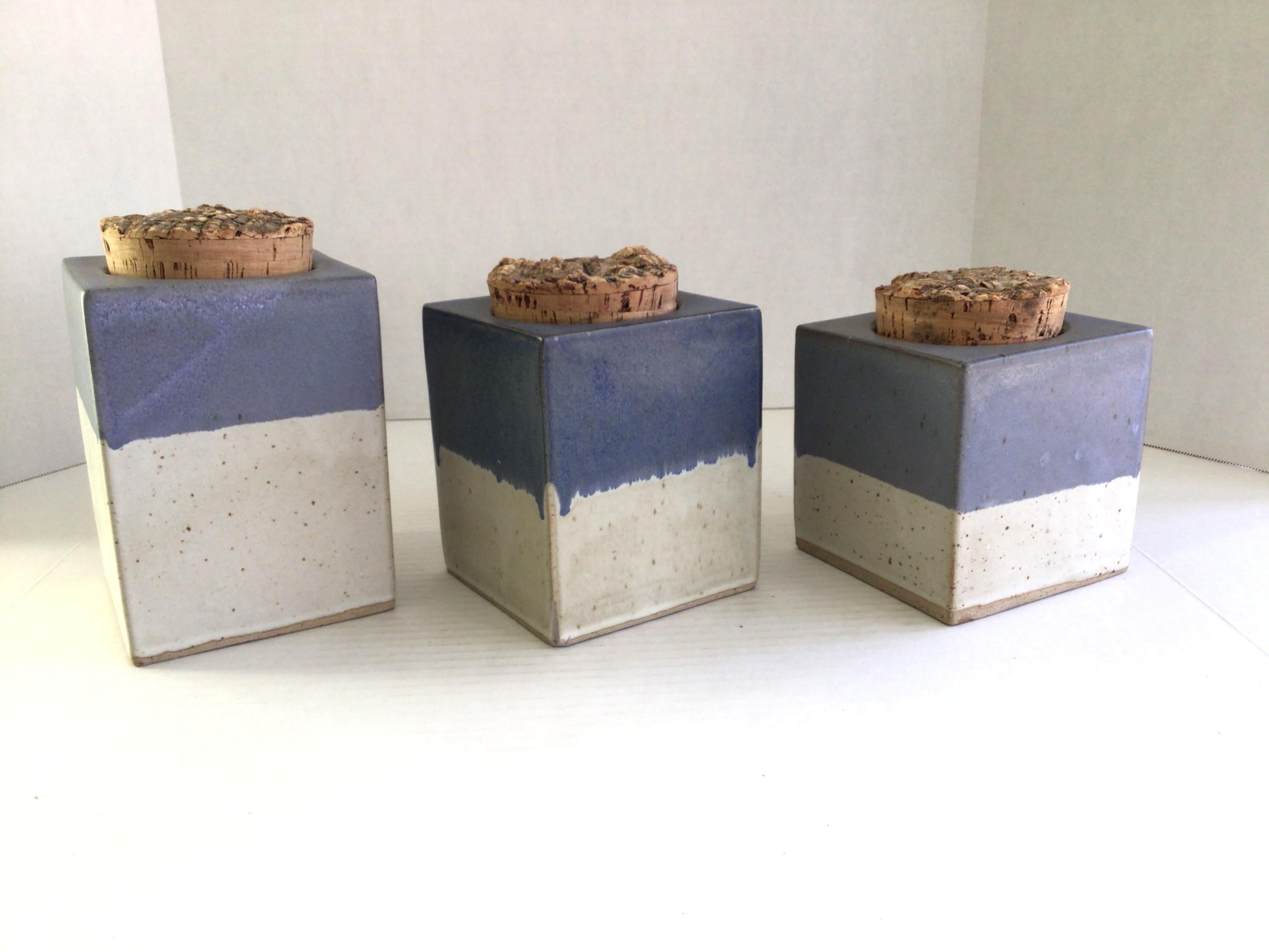 1960s 3 Piece Stoneware Canister Set with Cork Tops (Ensemble de boîtes en grès avec dessus en liège)
Céramique émaillée gris bleuté et crème
L H 8