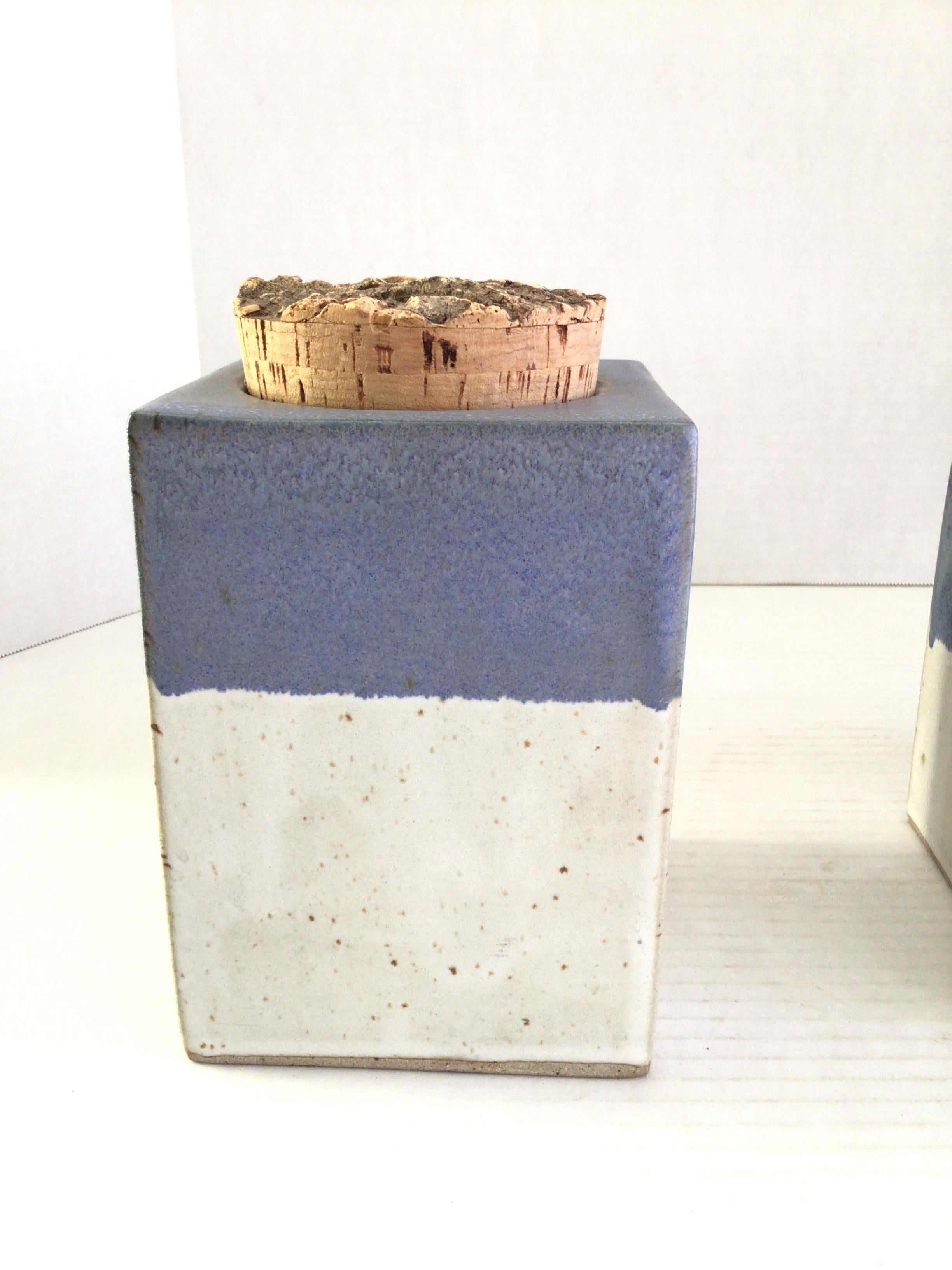 Fait main 1960s 3 Piece Stoneware Canister Set with Cork Tops (Ensemble de boîtes en grès avec dessus en liège) en vente