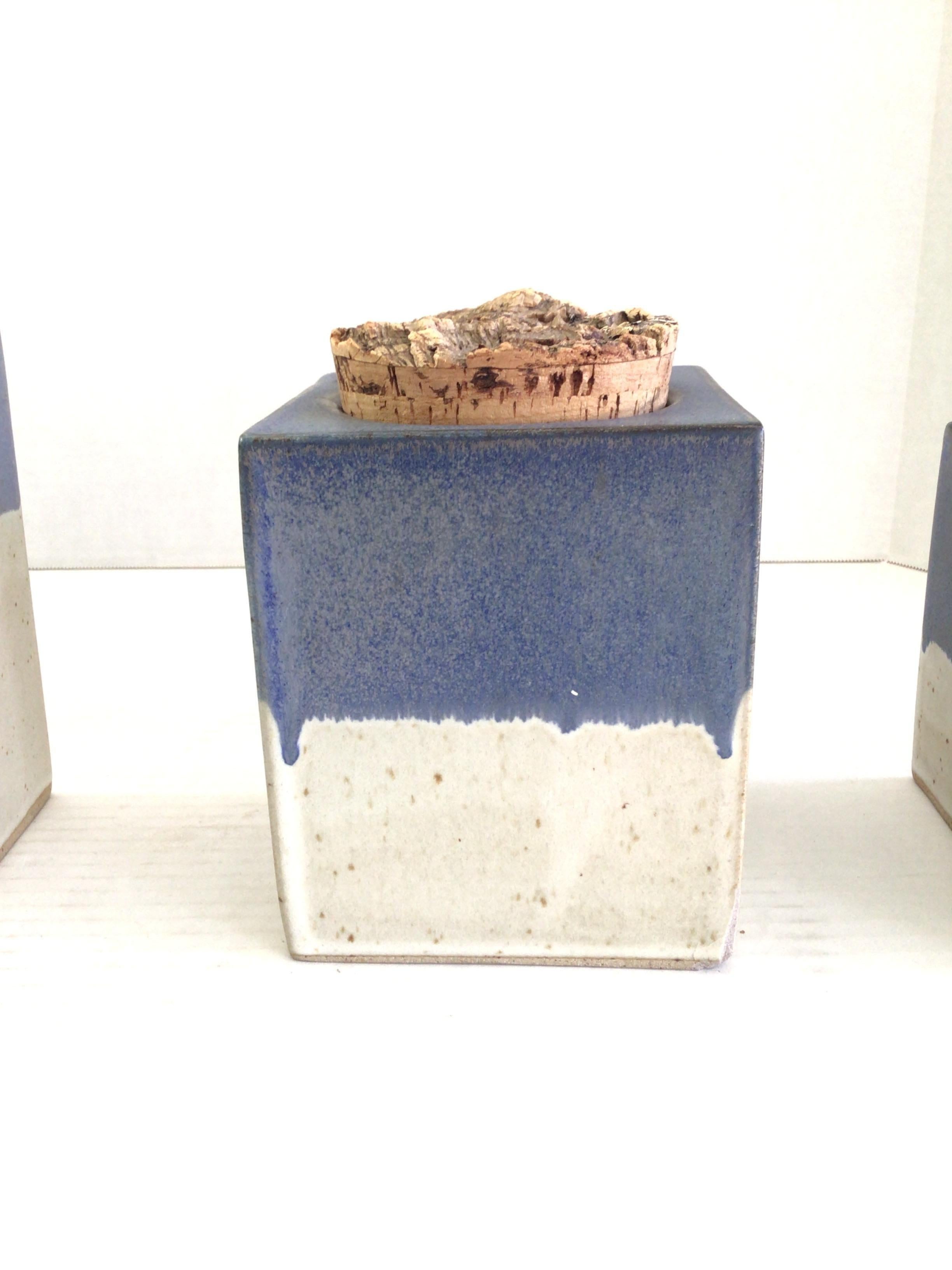 1960s 3 Piece Stoneware Canister Set with Cork Tops (Ensemble de boîtes en grès avec dessus en liège) Bon état - En vente à Tarrytown, NY