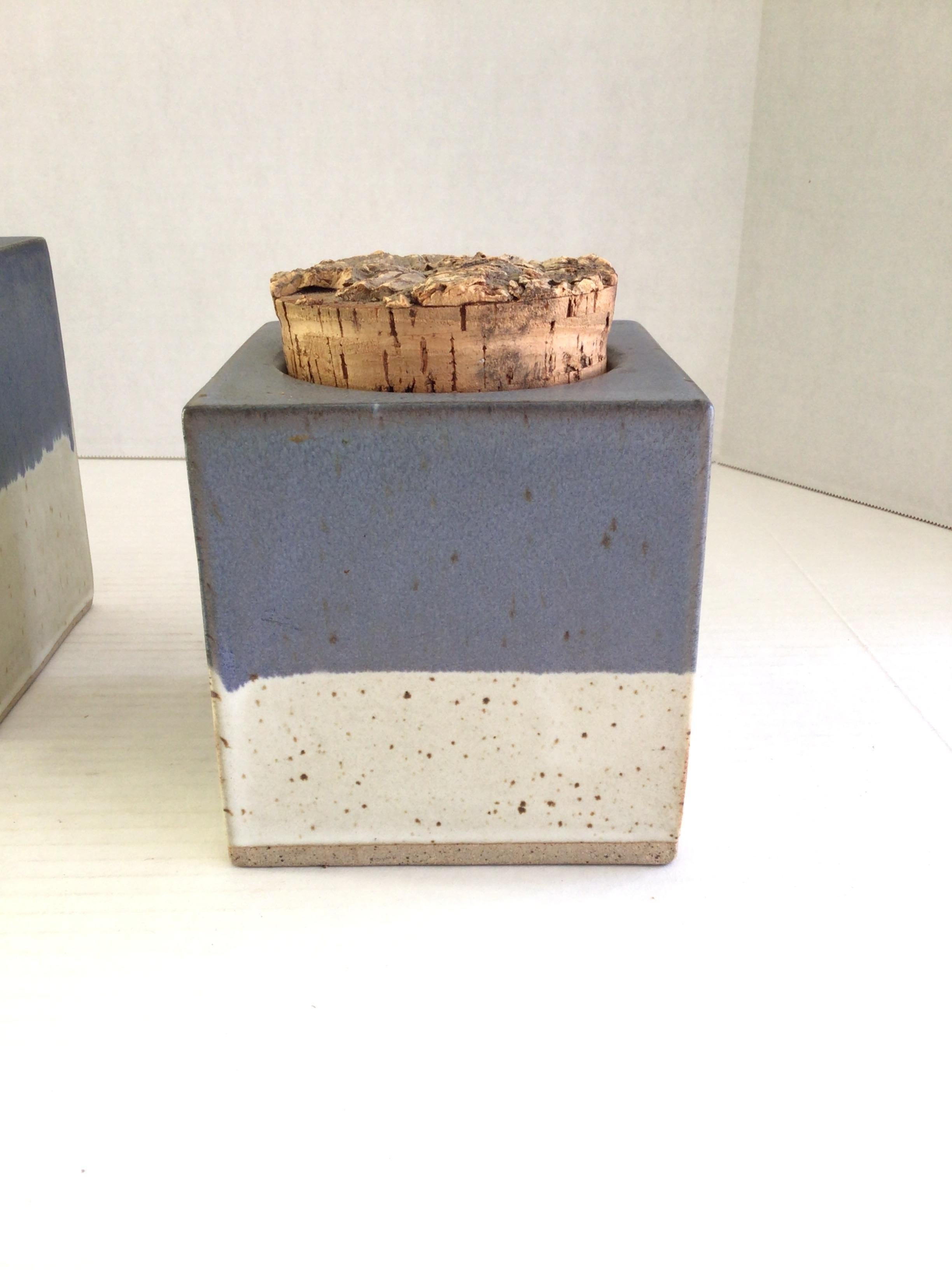 Milieu du XXe siècle 1960s 3 Piece Stoneware Canister Set with Cork Tops (Ensemble de boîtes en grès avec dessus en liège) en vente