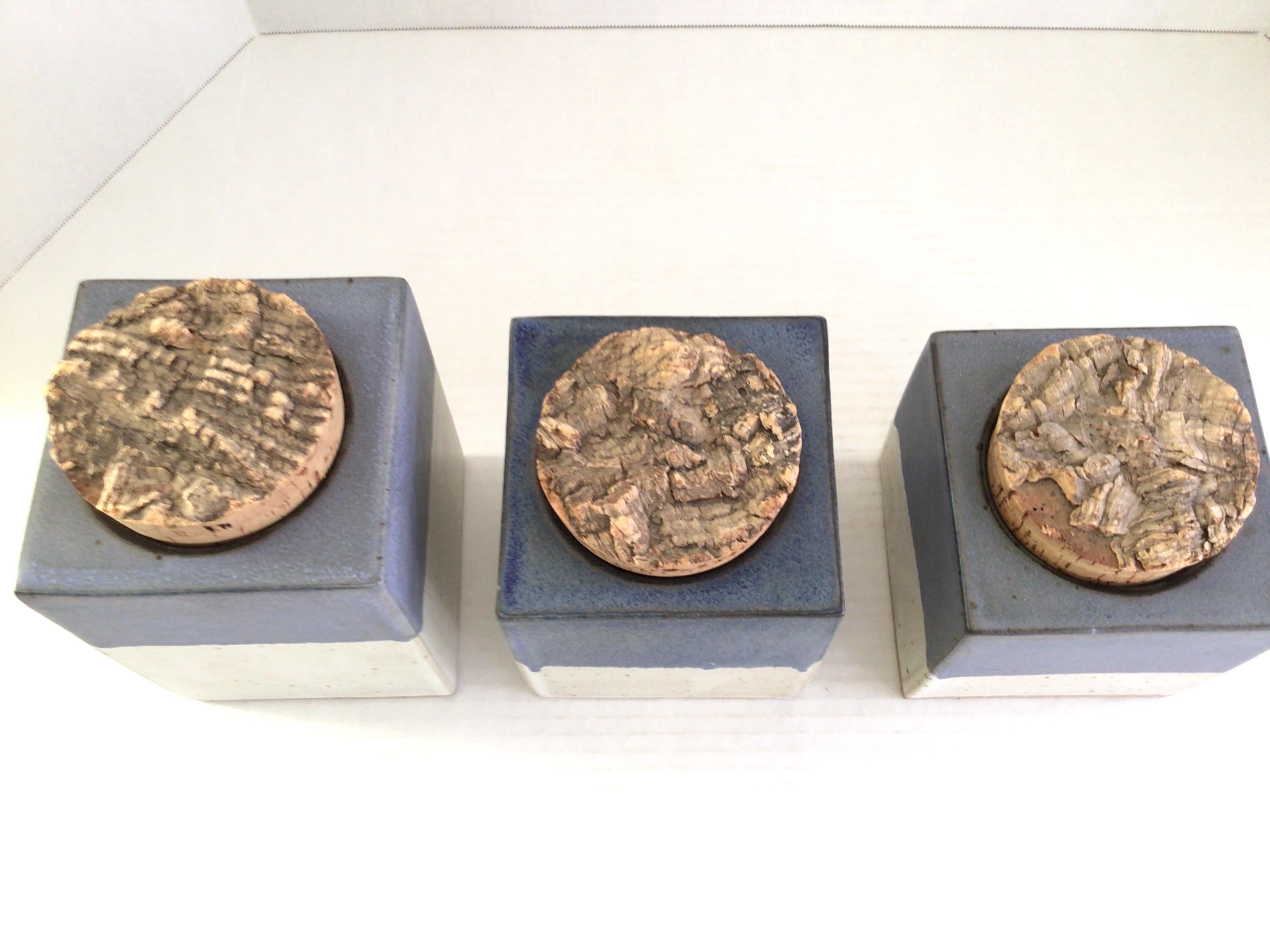 Céramique 1960s 3 Piece Stoneware Canister Set with Cork Tops (Ensemble de boîtes en grès avec dessus en liège) en vente