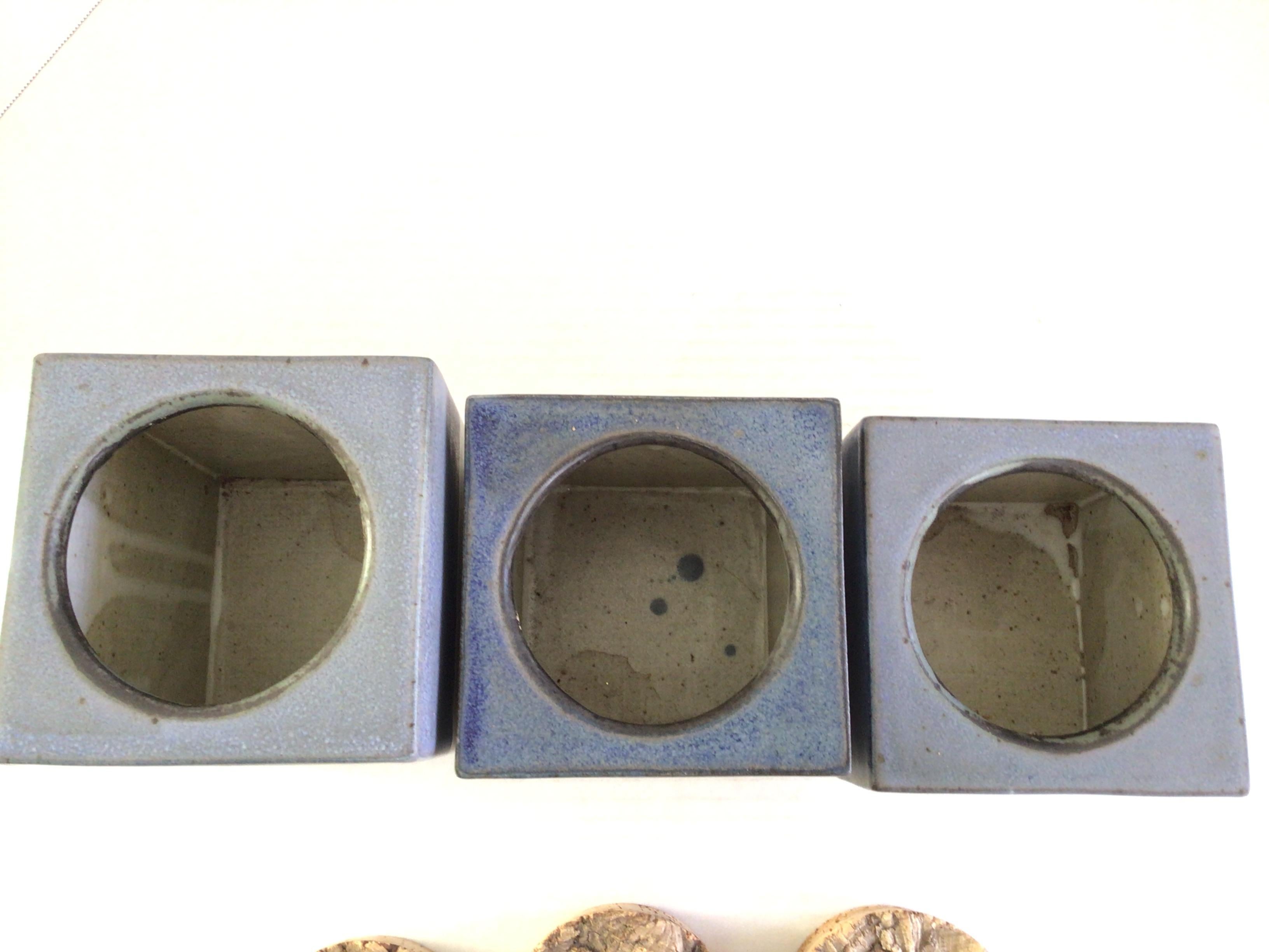 1960s 3 Piece Stoneware Canister Set with Cork Tops (Ensemble de boîtes en grès avec dessus en liège) en vente 1