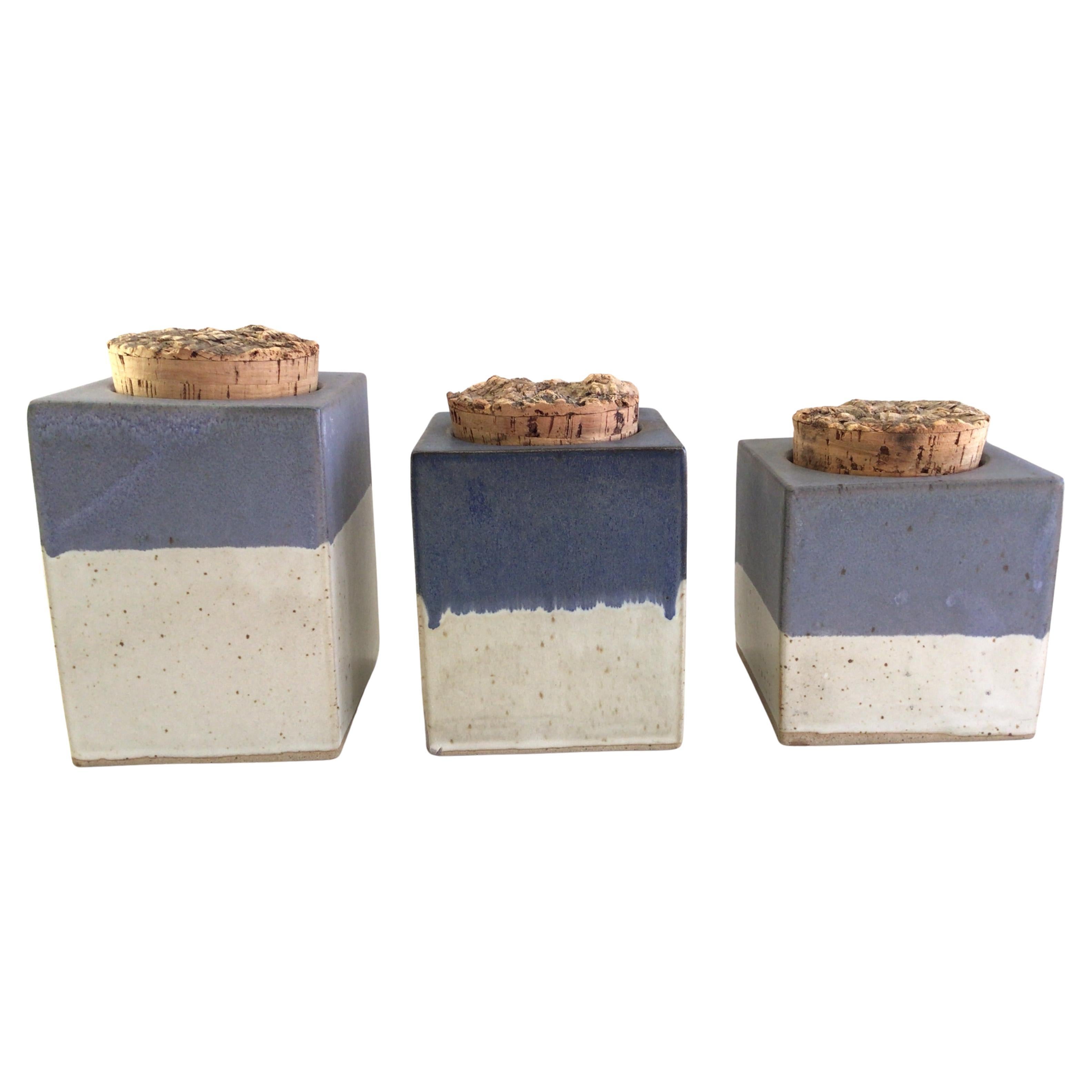 1960s 3 Piece Stoneware Canister Set with Cork Tops (Ensemble de boîtes en grès avec dessus en liège) en vente