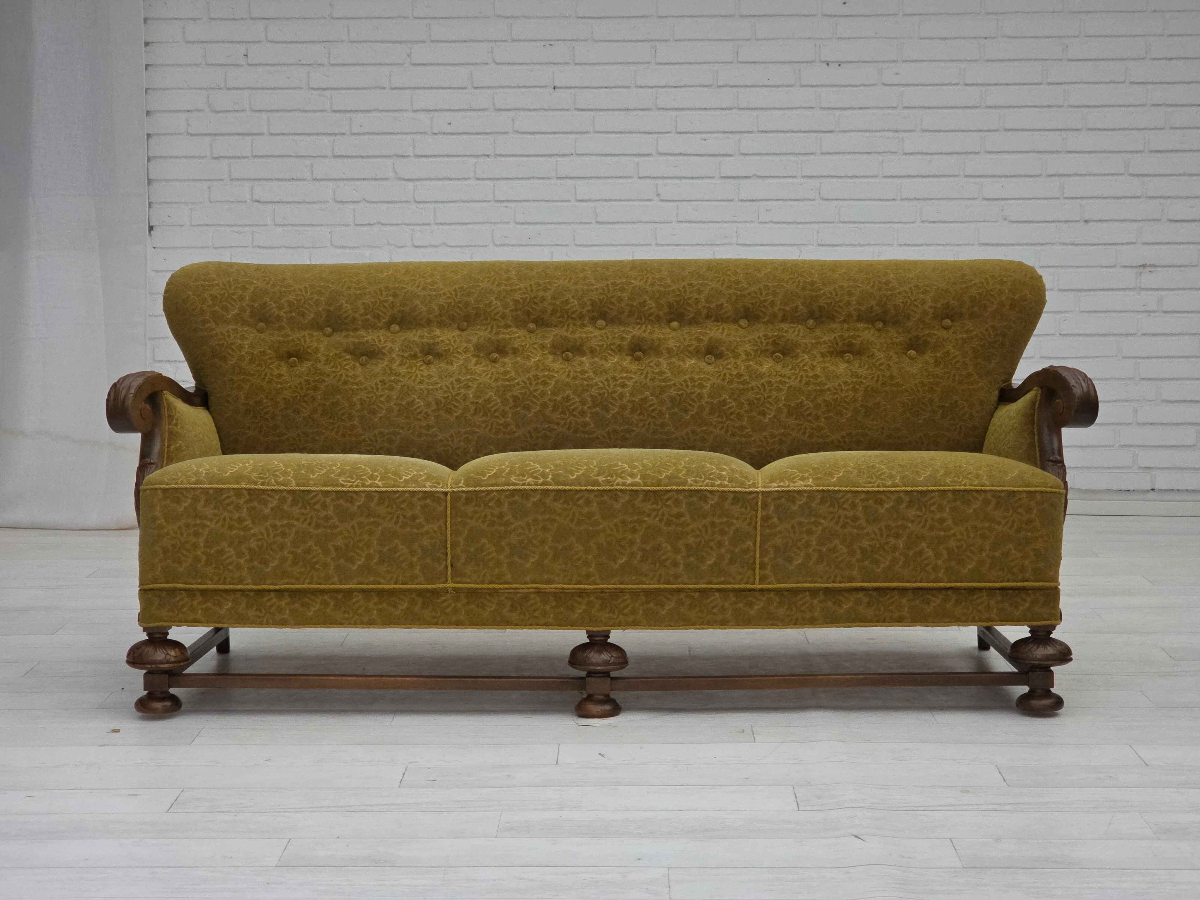 Divano danese a 3 posti degli anni '60. Tessuto originale in cotone/lana verde, legno massiccio di quercia, molle nella seduta e nello schienale. Condizioni originali buone: nessun odore, nessuna macchia e struttura stabile. Prodotto da un