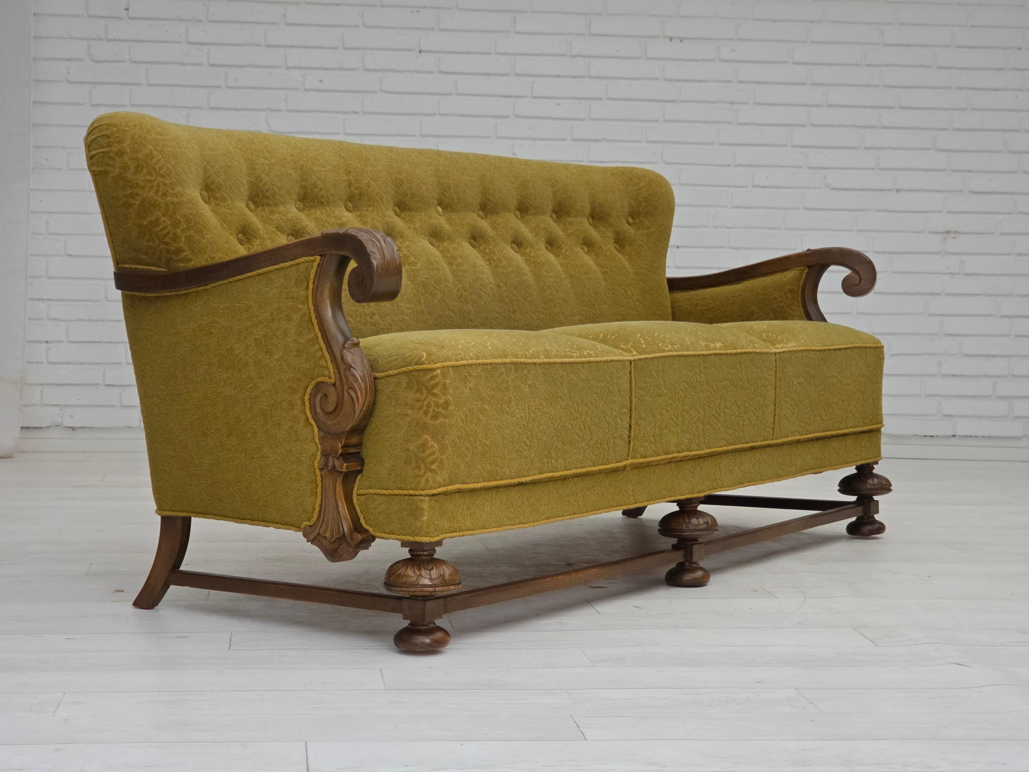 Scandinavo moderno Divano danese a 3 posti degli anni '60, tessuto d'arredo in cotone/lana verde, legno massiccio di quercia. in vendita