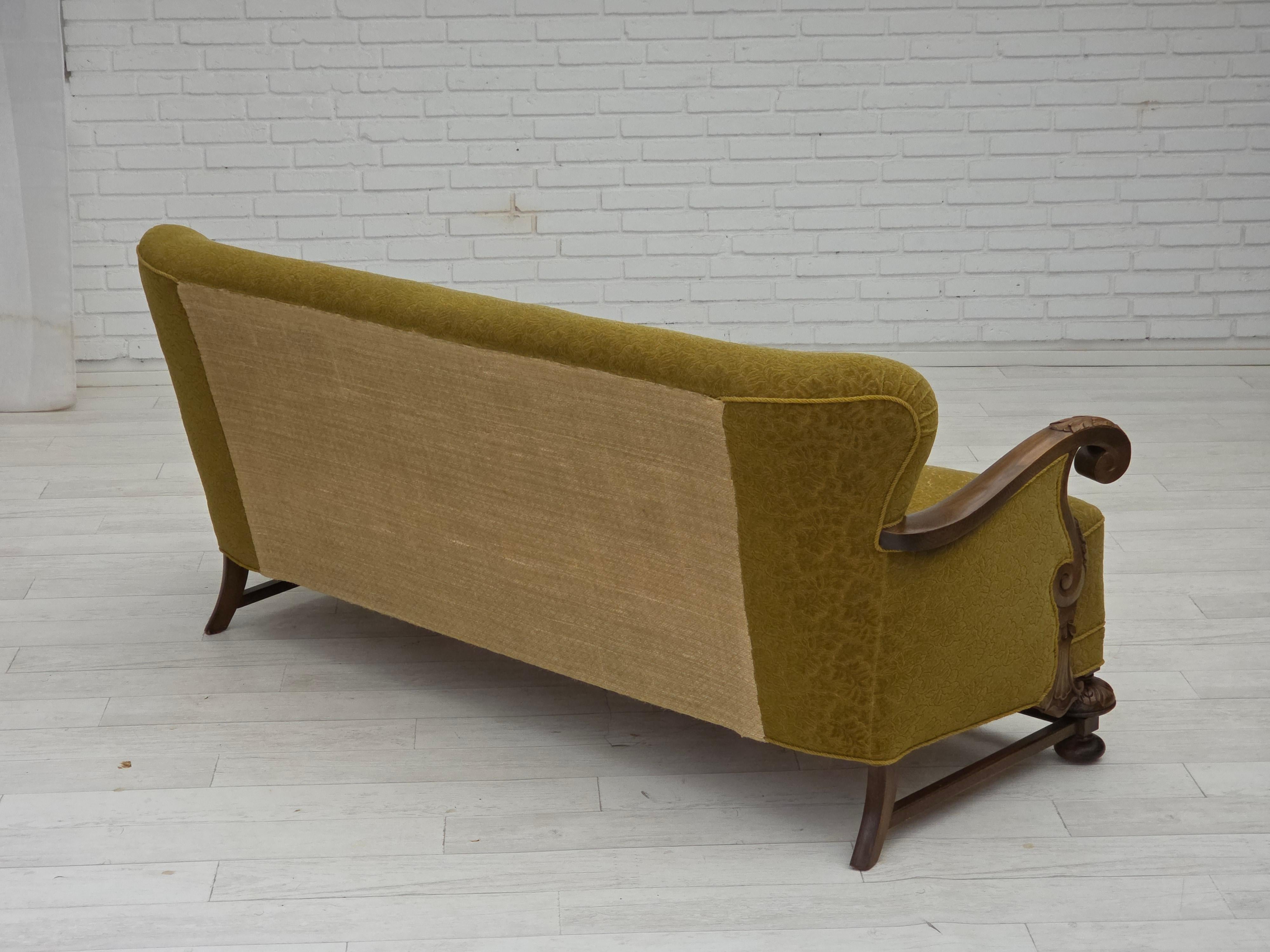 Divano danese a 3 posti degli anni '60, tessuto d'arredo in cotone/lana verde, legno massiccio di quercia. In condizioni buone in vendita a Tarm, 82