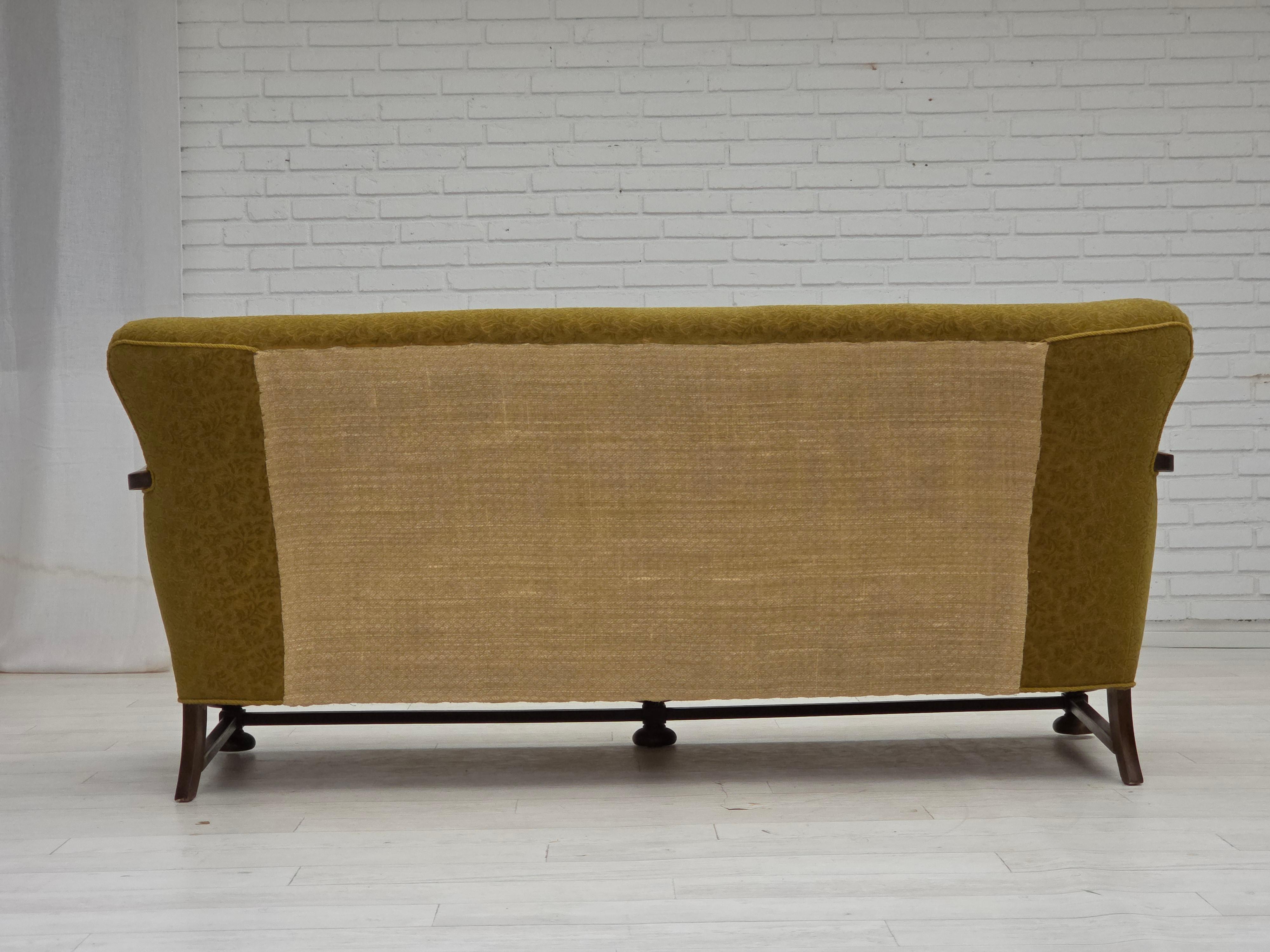 Metà XX secolo Divano danese a 3 posti degli anni '60, tessuto d'arredo in cotone/lana verde, legno massiccio di quercia. in vendita