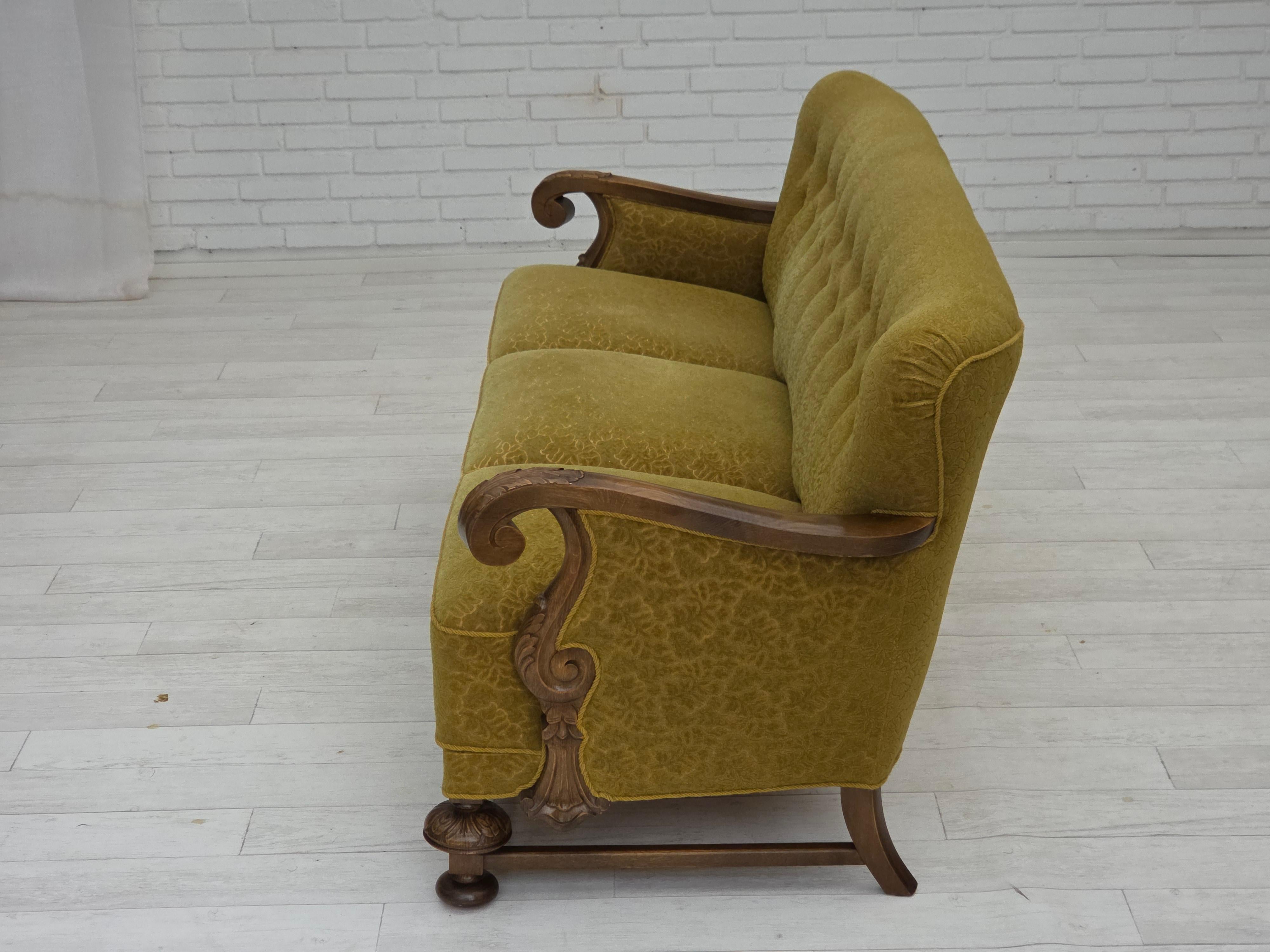 Divano danese a 3 posti degli anni '60, tessuto d'arredo in cotone/lana verde, legno massiccio di quercia. in vendita 1