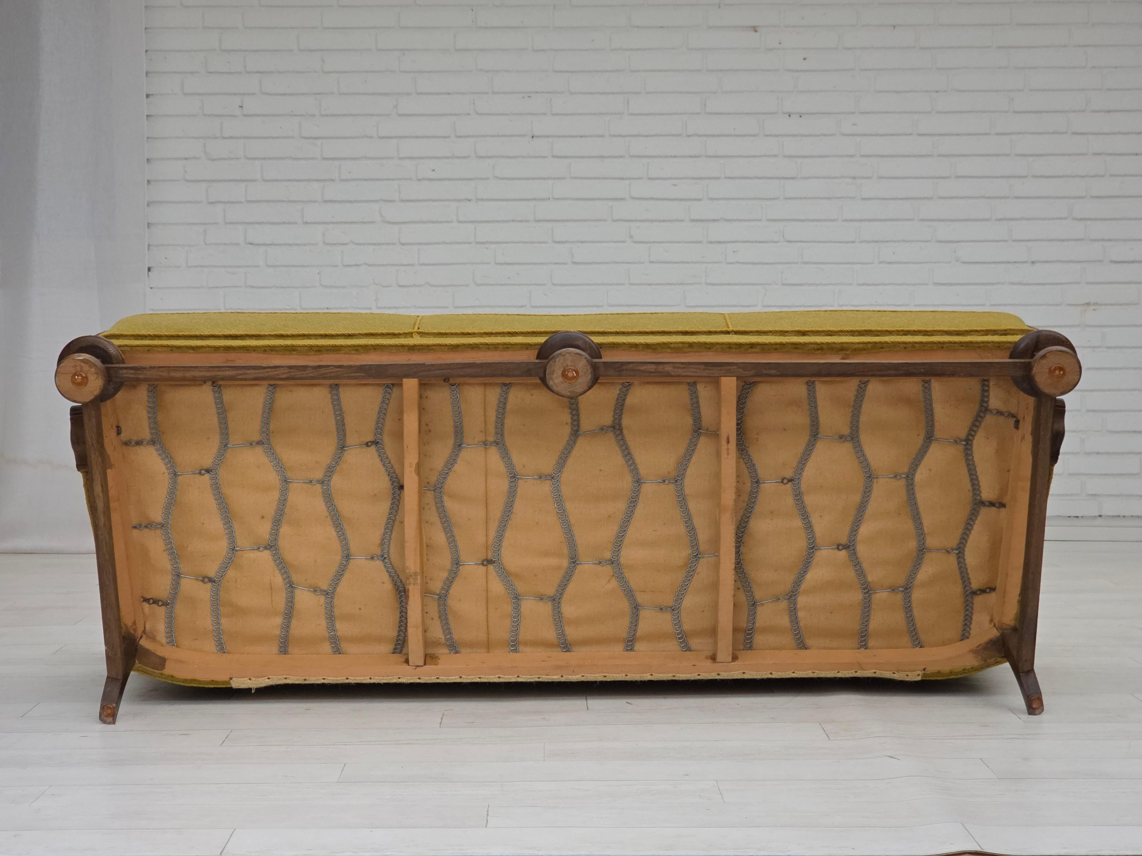 Divano danese a 3 posti degli anni '60, tessuto d'arredo in cotone/lana verde, legno massiccio di quercia. in vendita 2