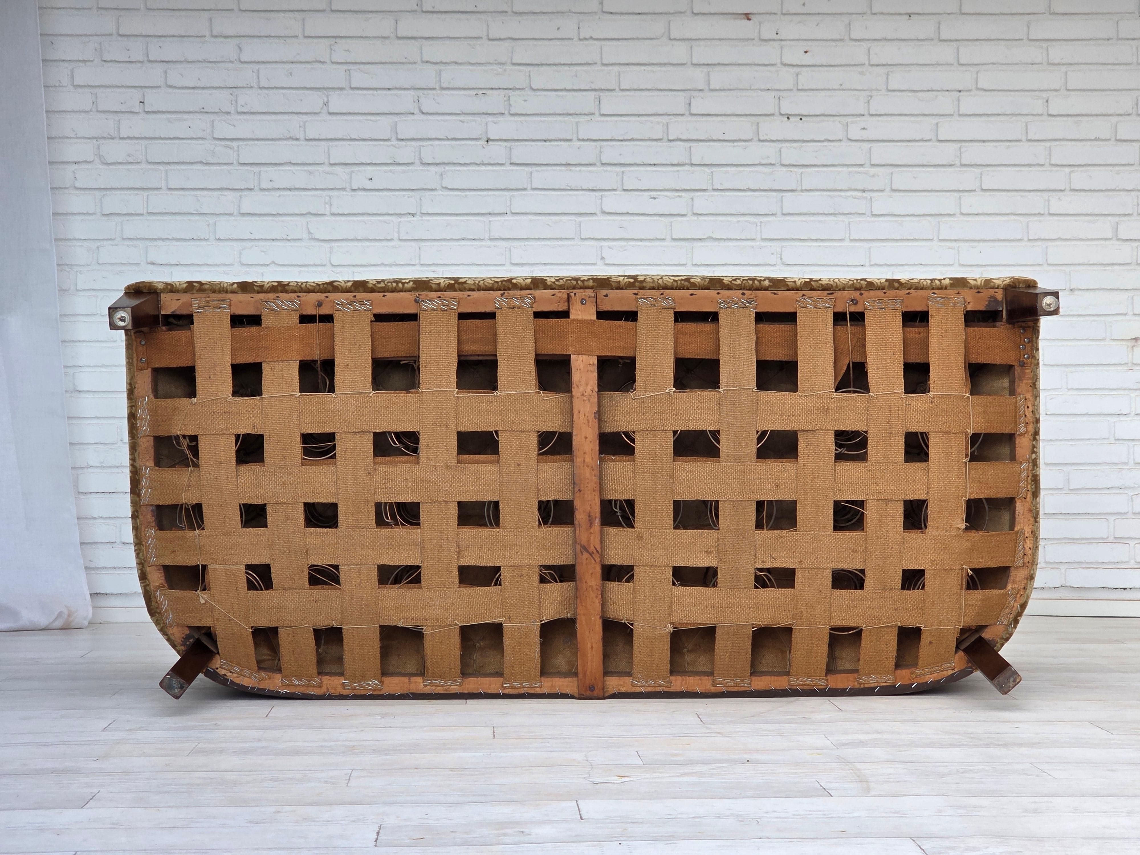 Années 1960, canapé danois à 3 places, velours de meubles vert, pieds en bois de frêne. en vente 3