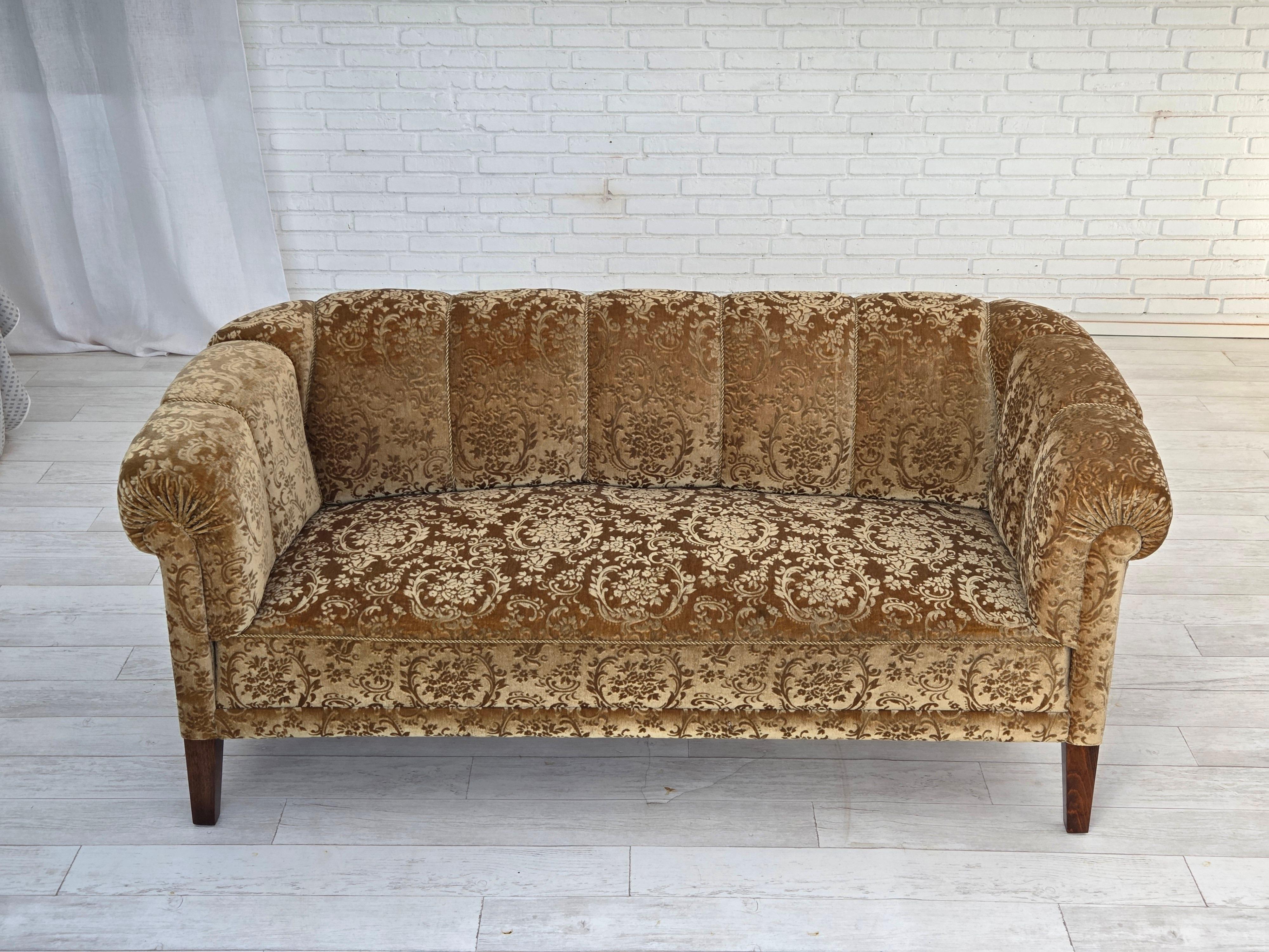 Années 1960, canapé danois à 3 places, velours de meubles vert, pieds en bois de frêne. en vente 7