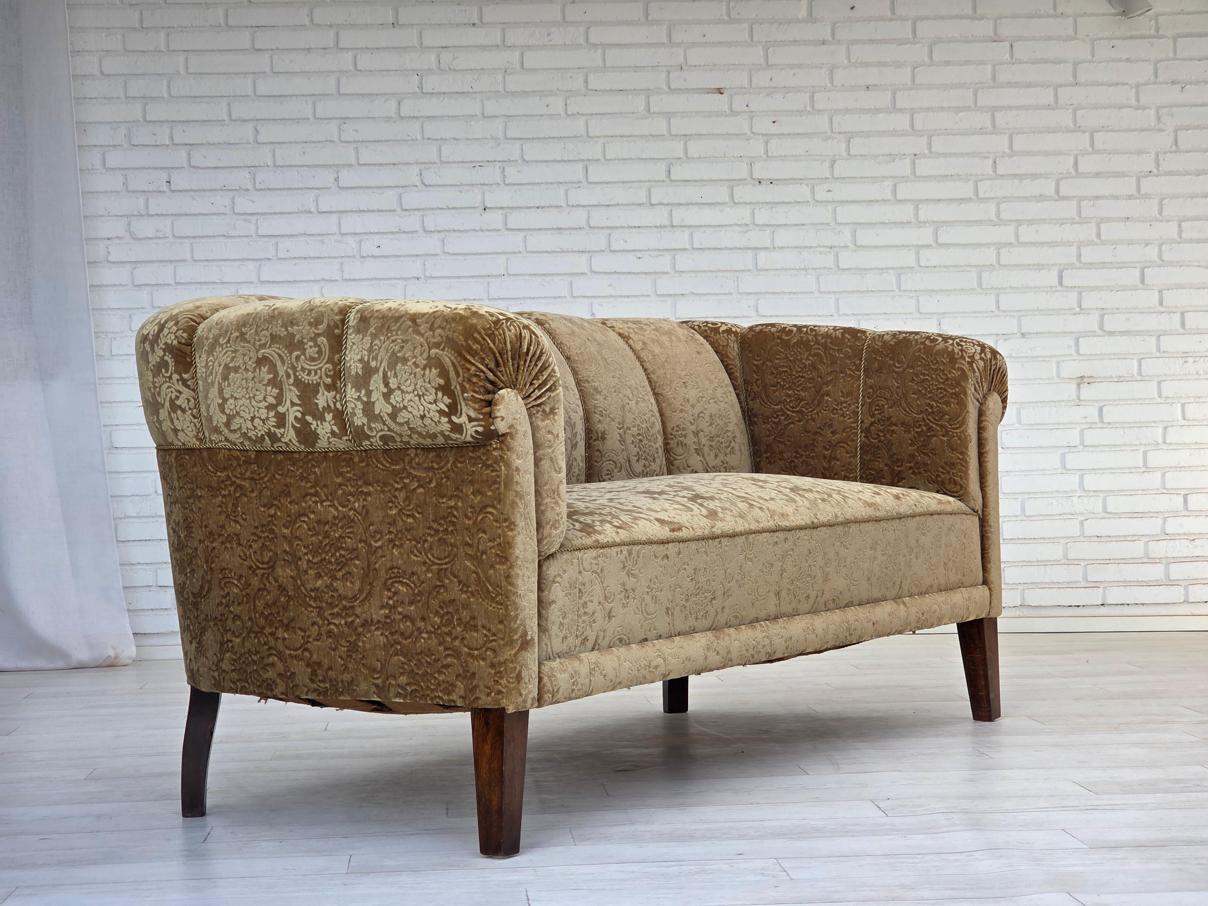 Scandinave moderne Années 1960, canapé danois à 3 places, velours de meubles vert, pieds en bois de frêne. en vente