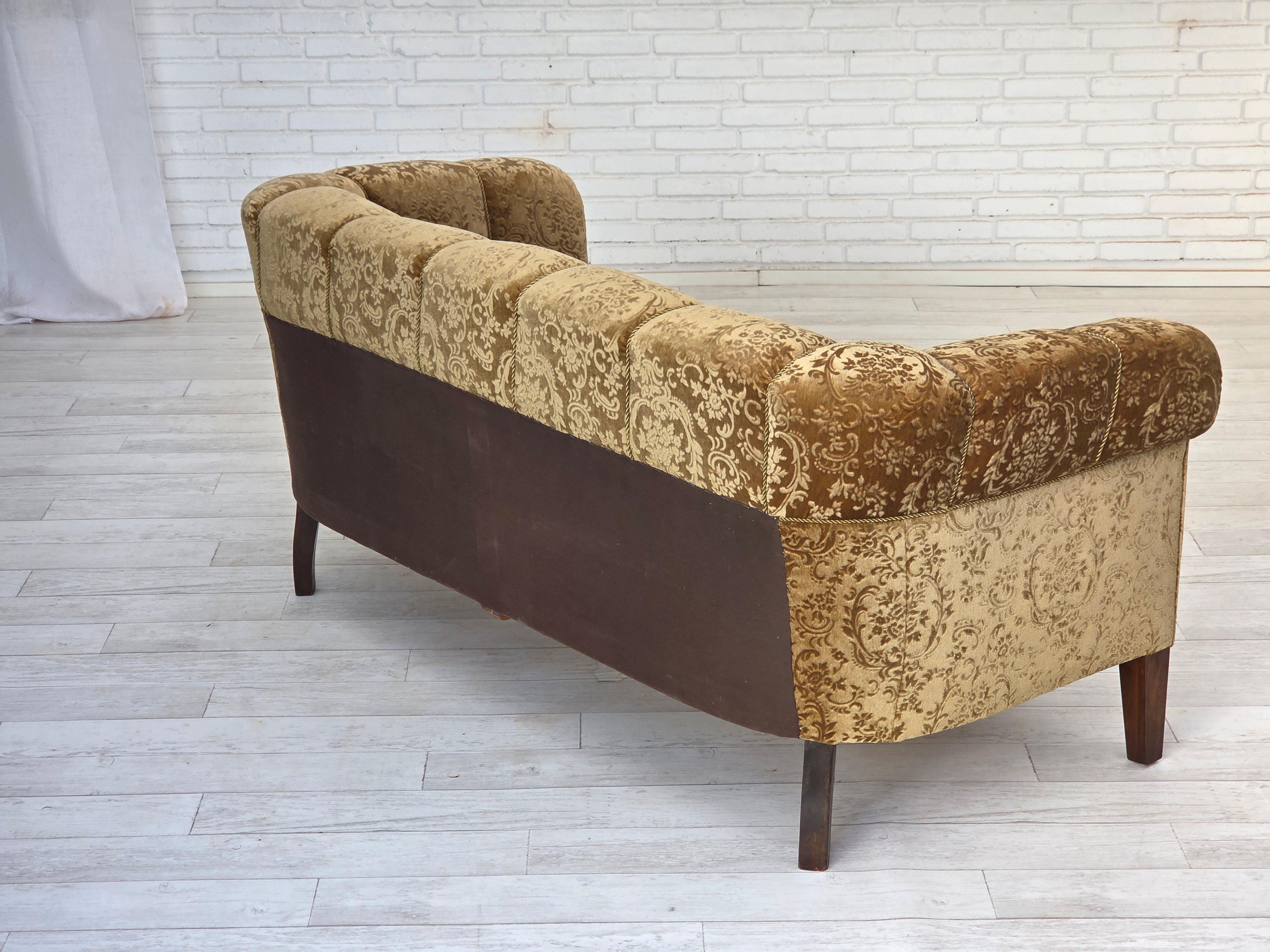 Milieu du XXe siècle Années 1960, canapé danois à 3 places, velours de meubles vert, pieds en bois de frêne. en vente