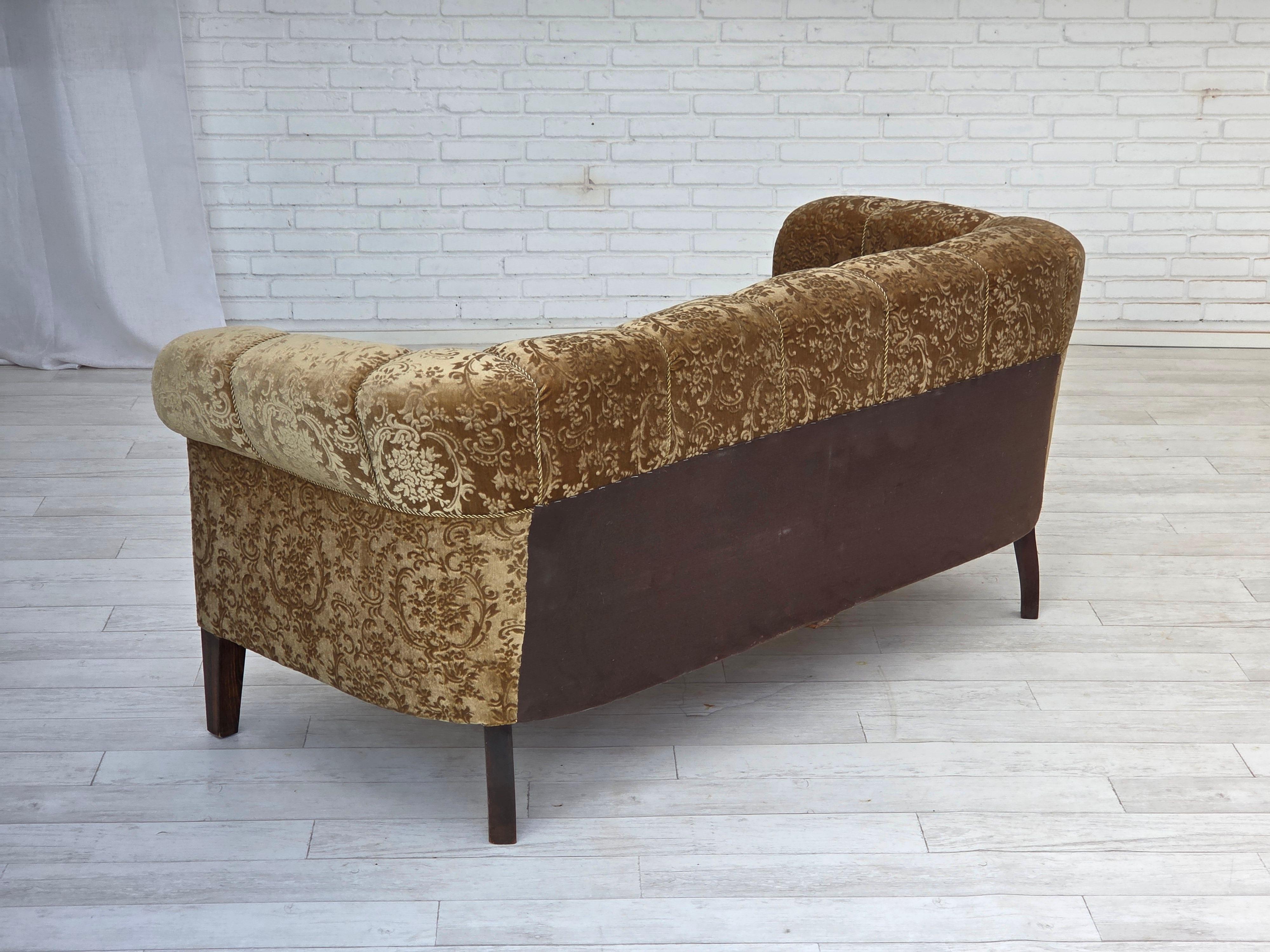 Velours Années 1960, canapé danois à 3 places, velours de meubles vert, pieds en bois de frêne. en vente