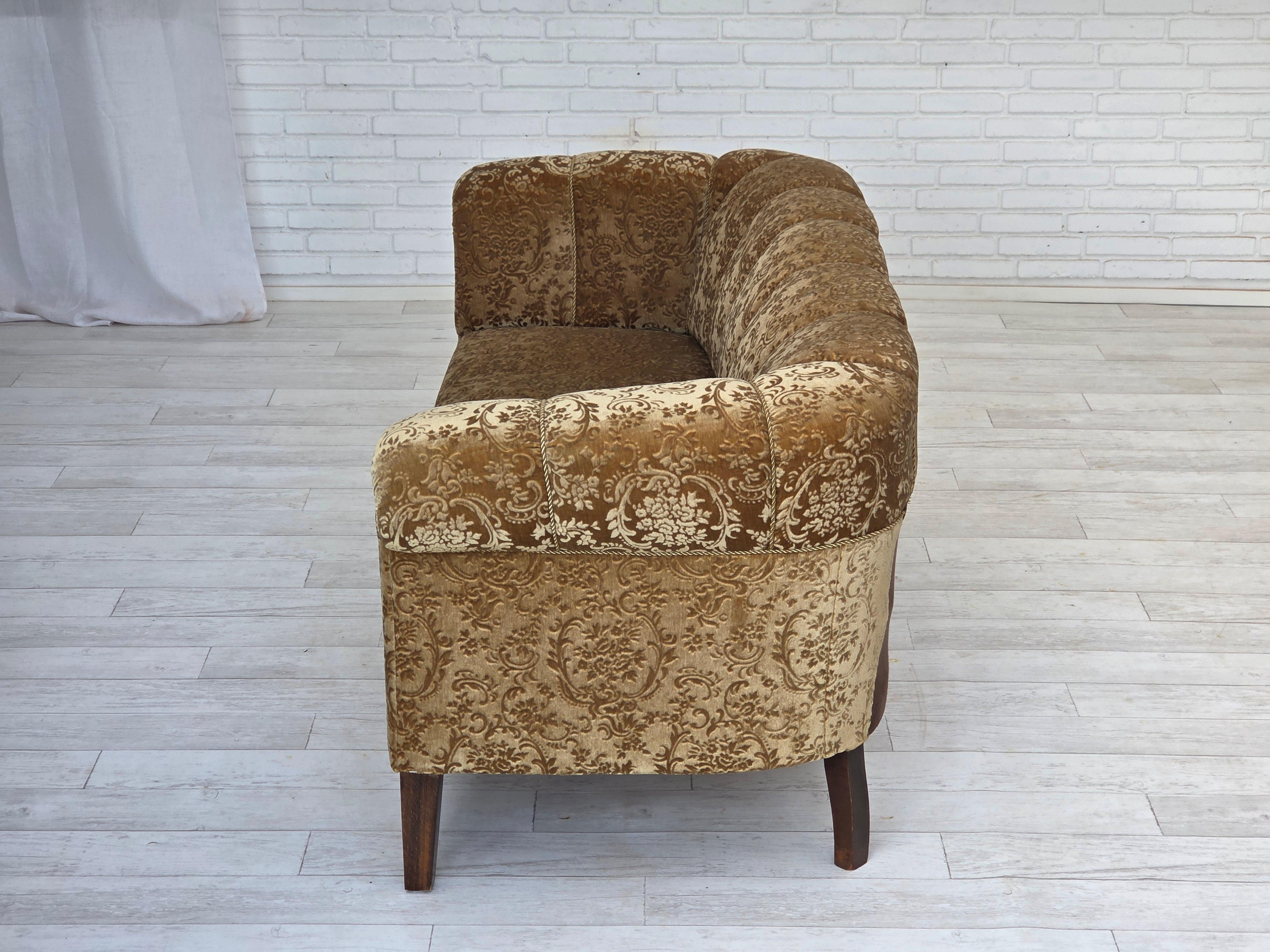 Années 1960, canapé danois à 3 places, velours de meubles vert, pieds en bois de frêne. en vente 1
