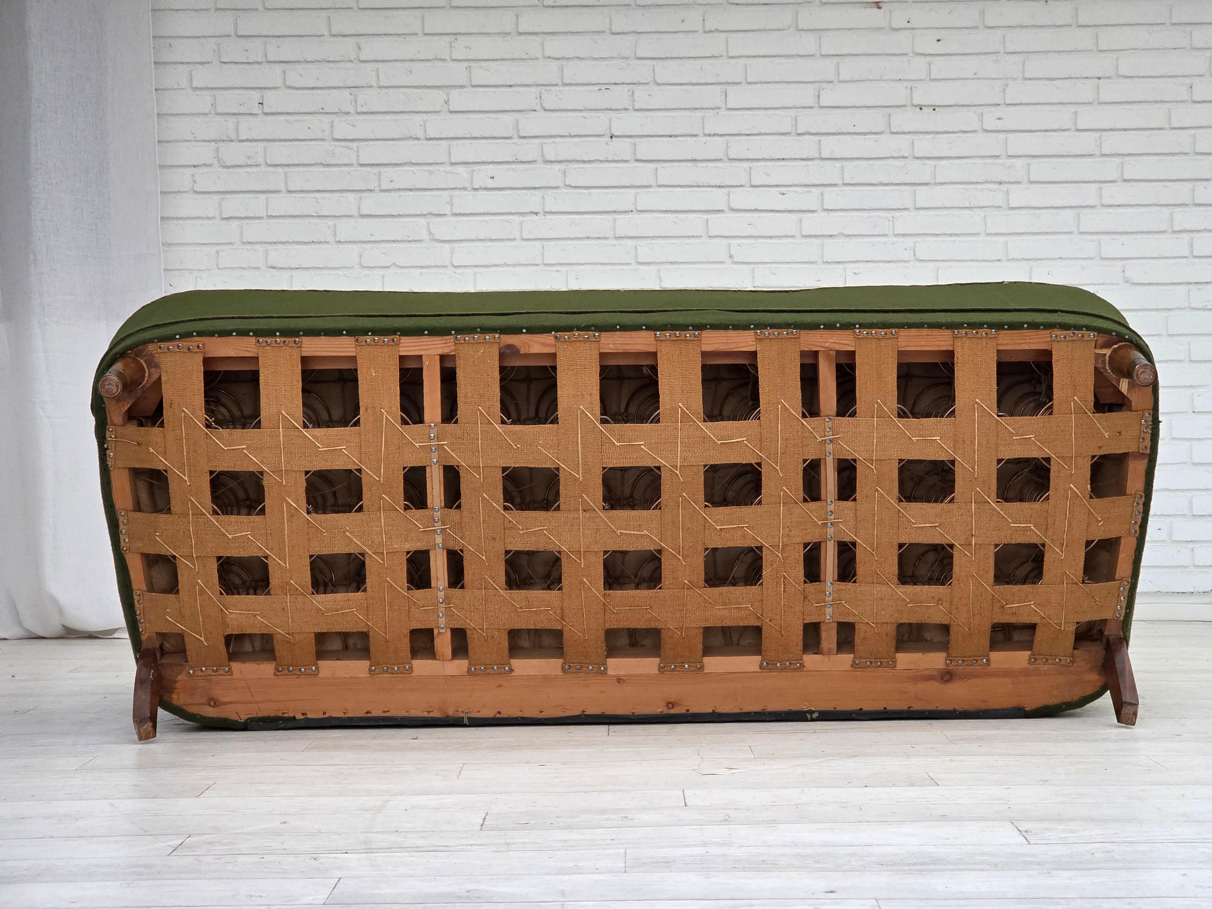 Années 1960, canapé danois à 3 places, tissu de laine vert, bois de hêtre. en vente 3