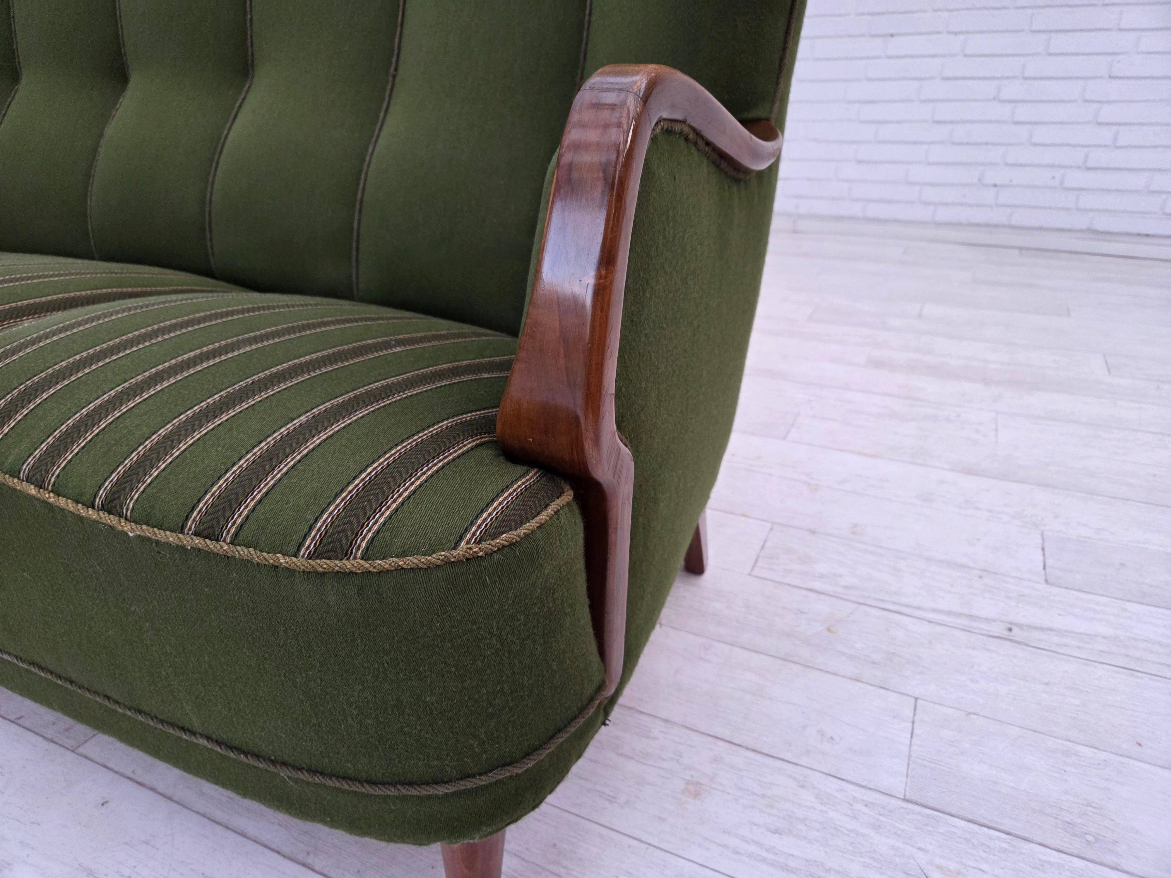 Années 1960, canapé danois à 3 places, tissu de laine vert, bois de hêtre. en vente 4