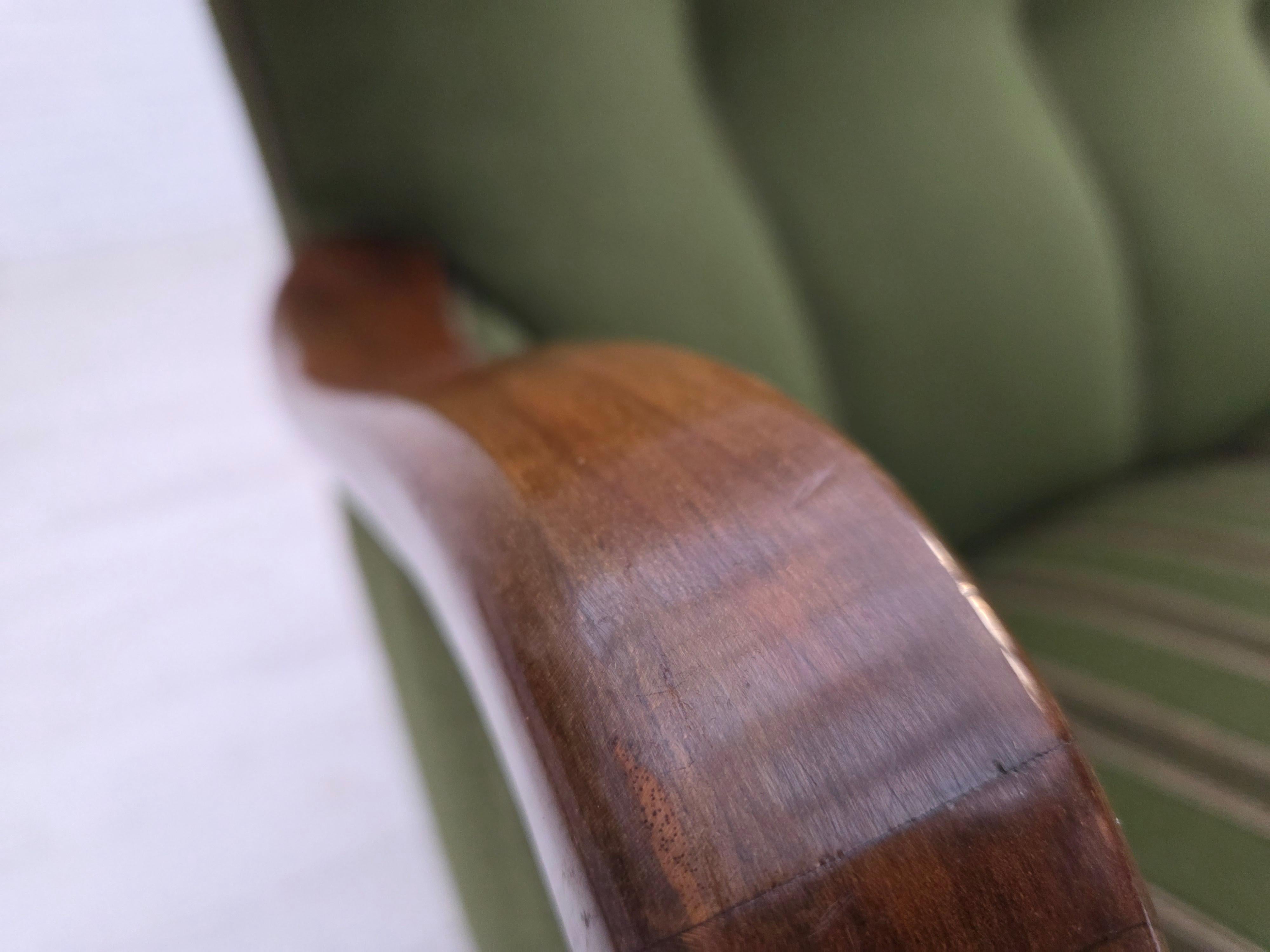 Années 1960, canapé danois à 3 places, tissu de laine vert, bois de hêtre. en vente 5