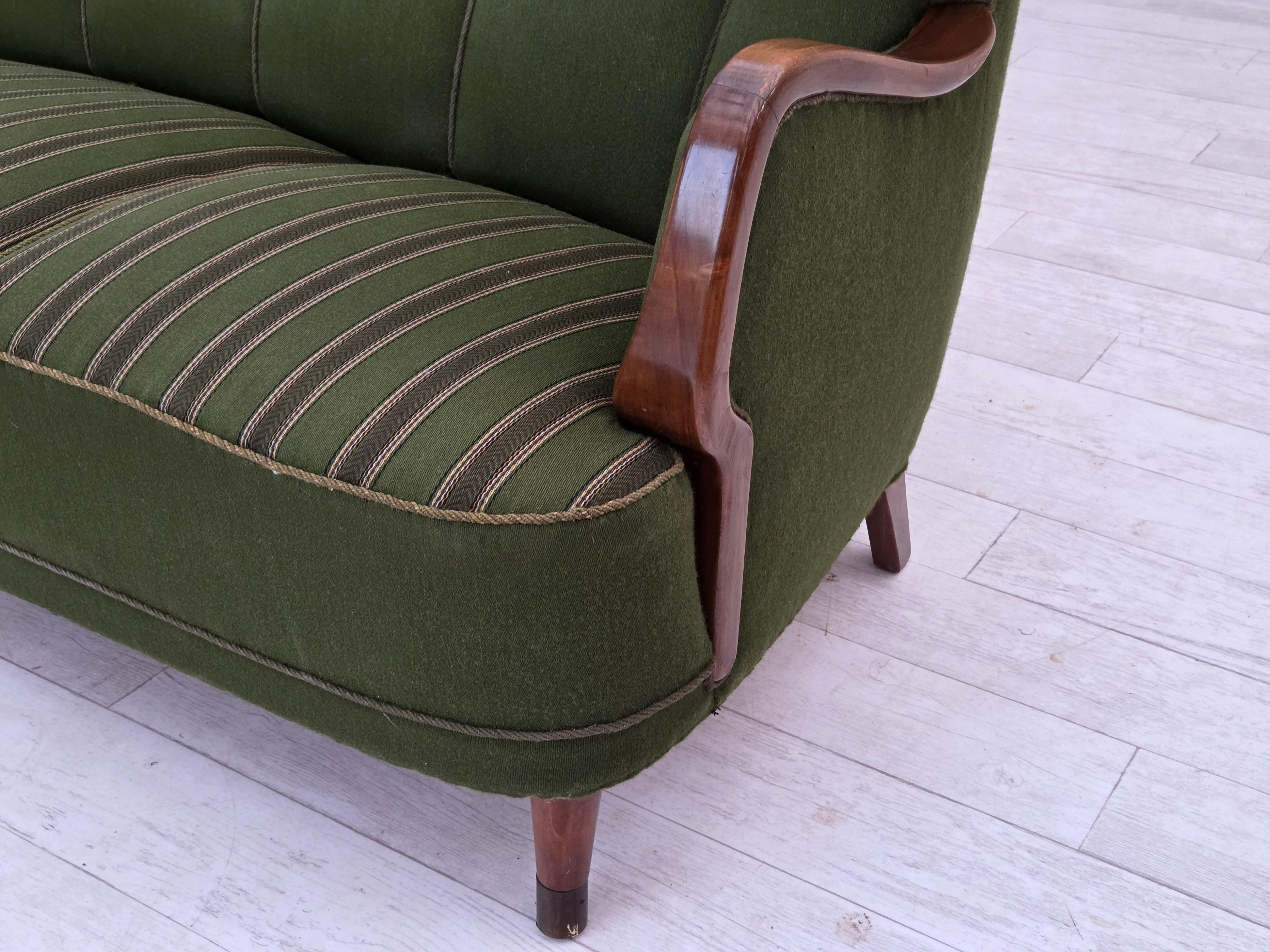 Années 1960, canapé danois à 3 places, tissu de laine vert, bois de hêtre. en vente 6