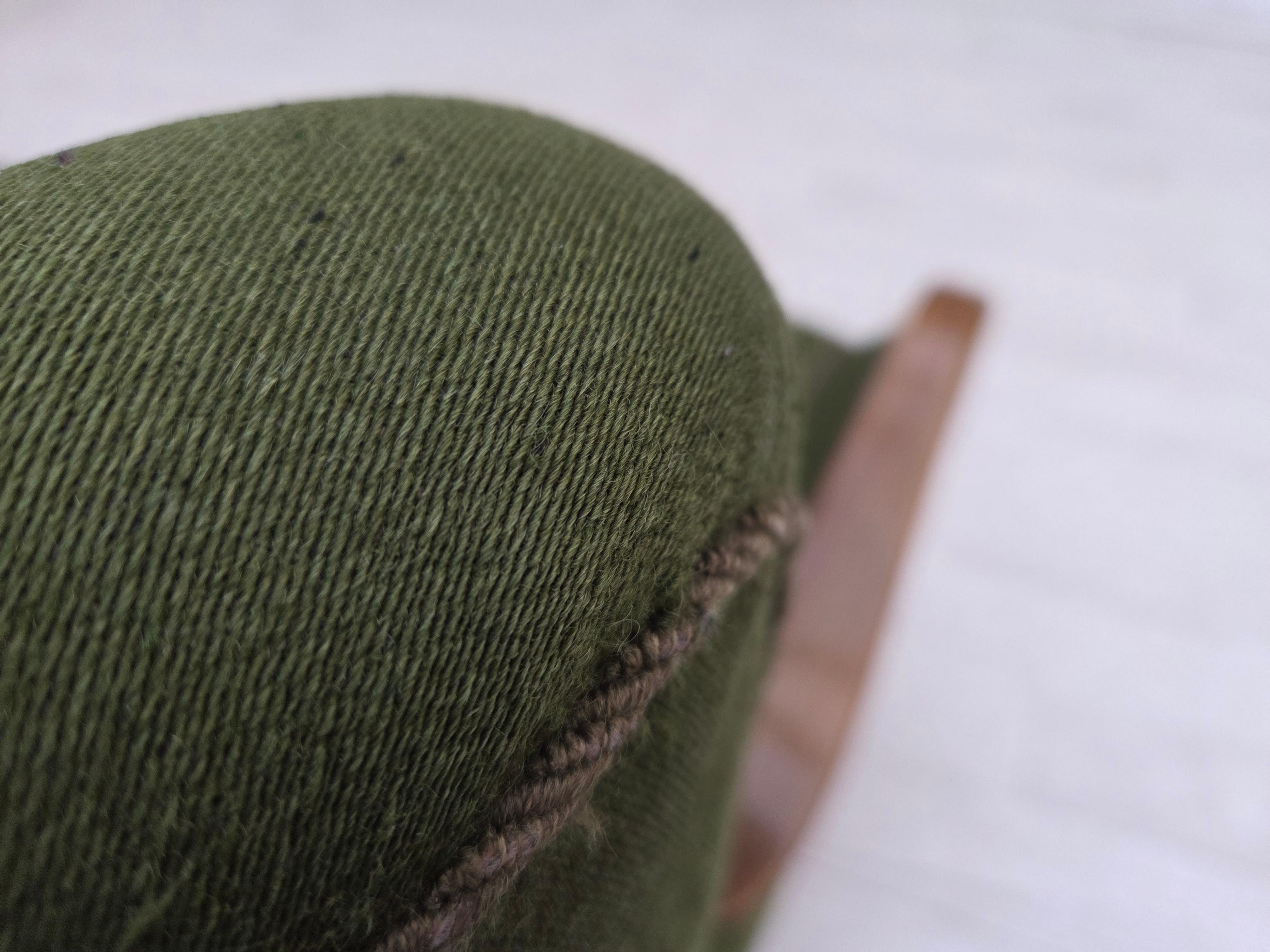 Années 1960, canapé danois à 3 places, tissu de laine vert, bois de hêtre. en vente 8