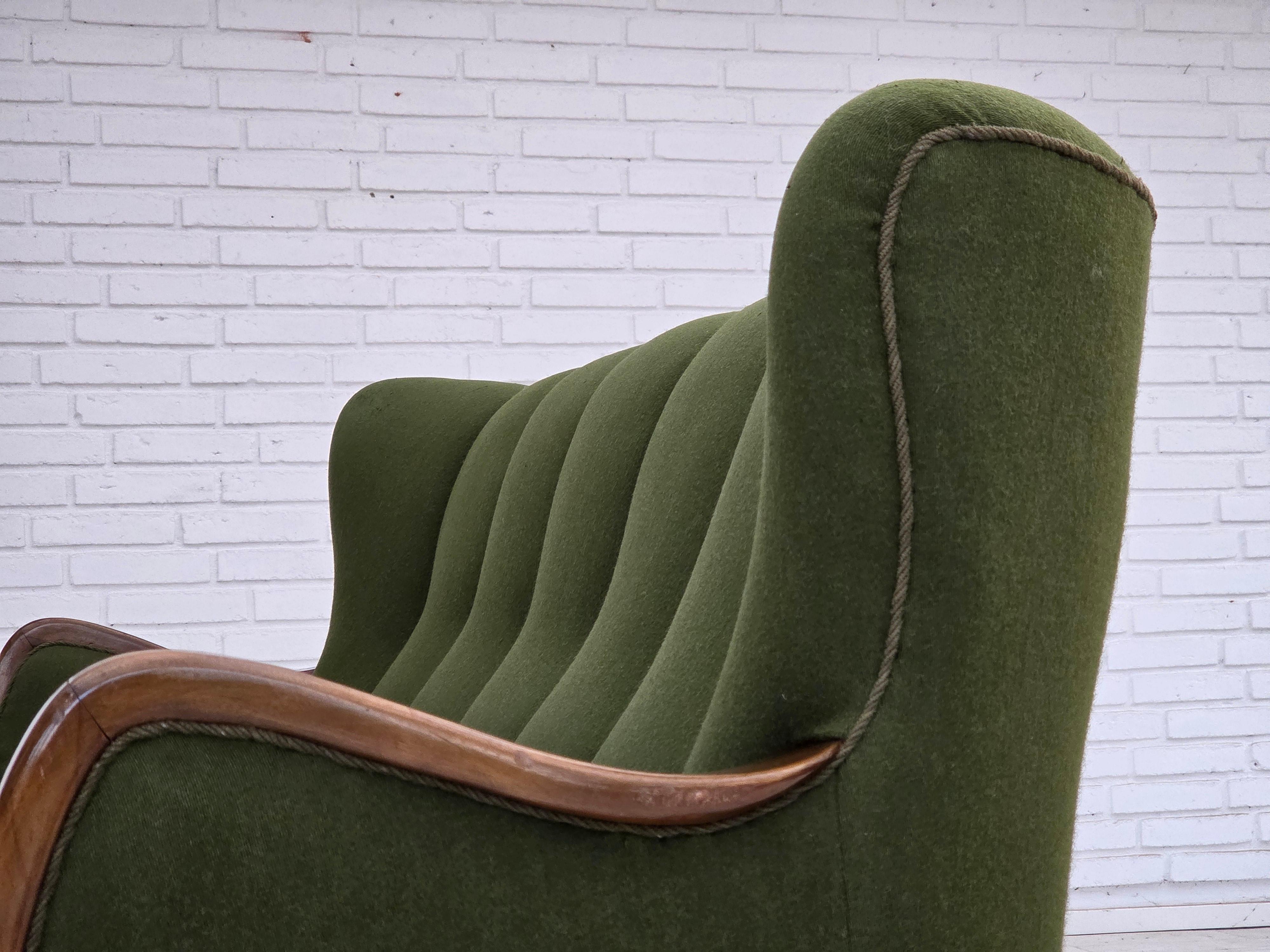 Années 1960, canapé danois à 3 places, tissu de laine vert, bois de hêtre. en vente 9