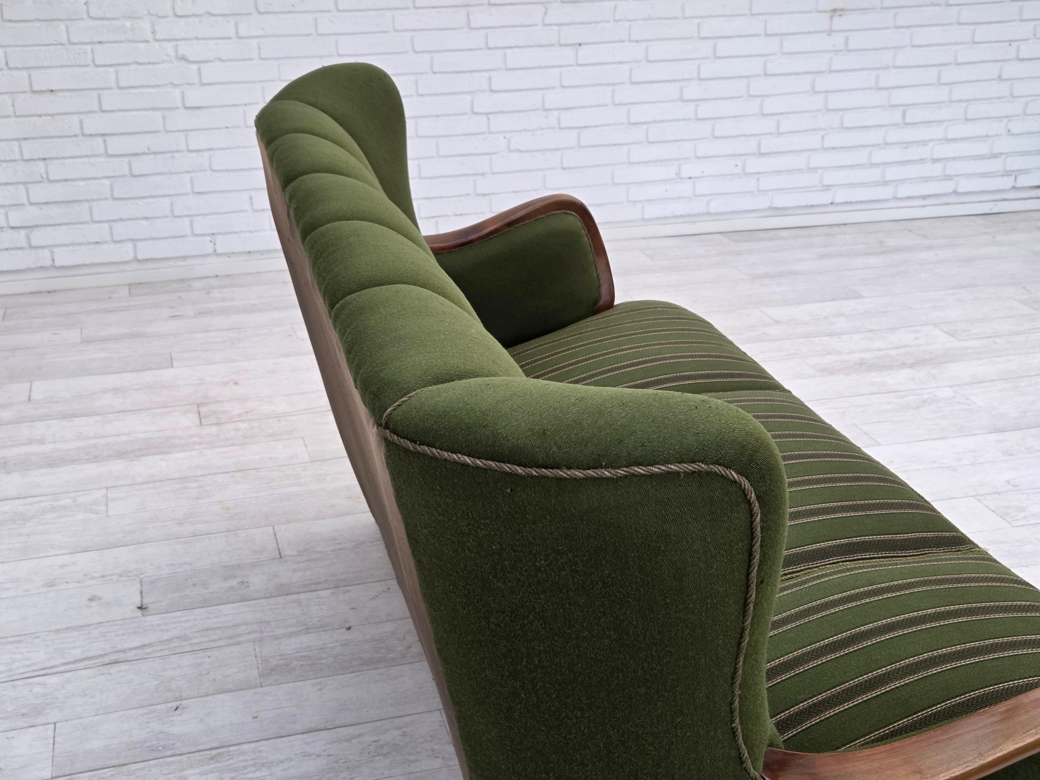Années 1960, canapé danois à 3 places, tissu de laine vert, bois de hêtre. en vente 10