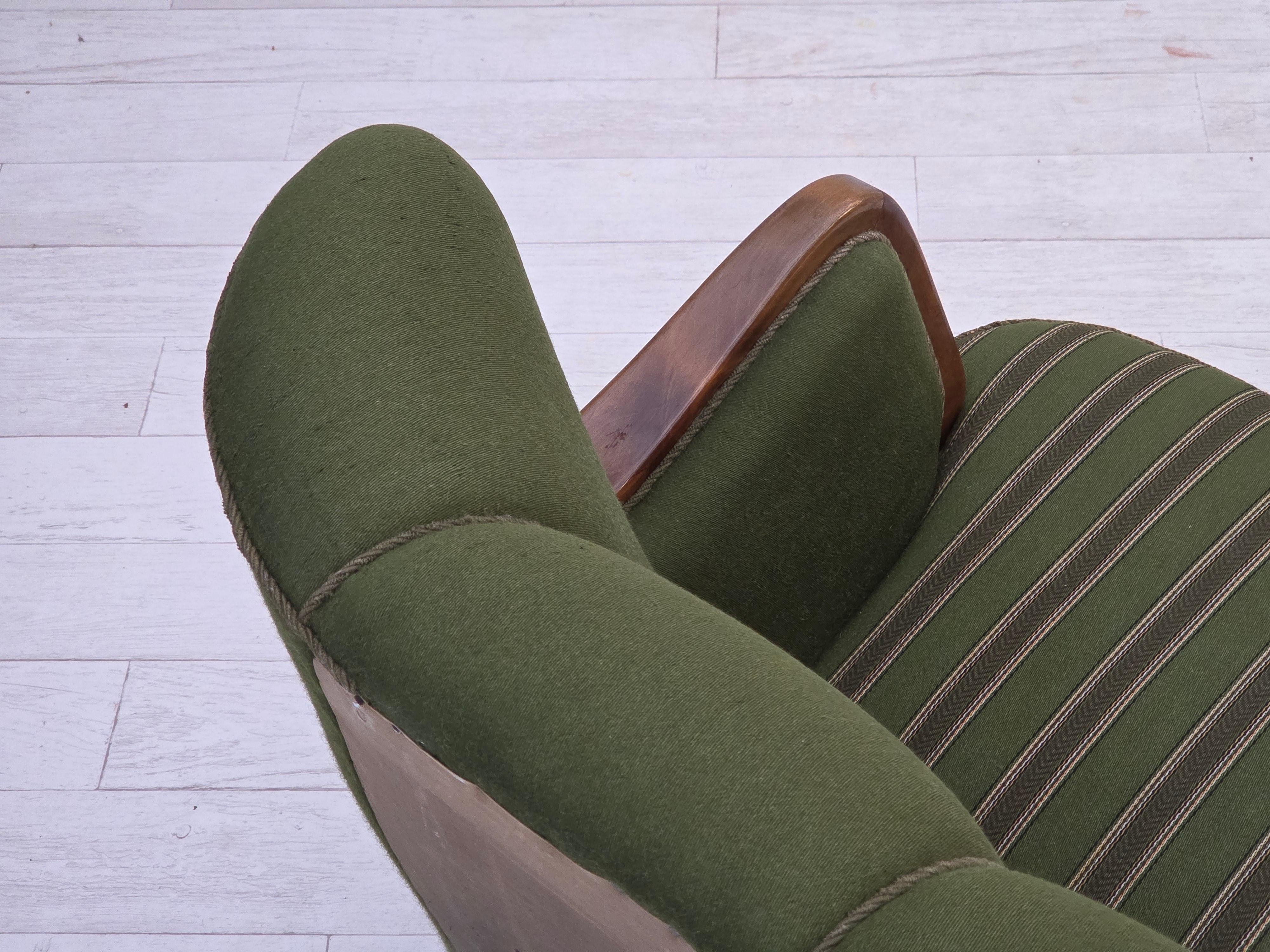 Années 1960, canapé danois à 3 places, tissu de laine vert, bois de hêtre. en vente 11