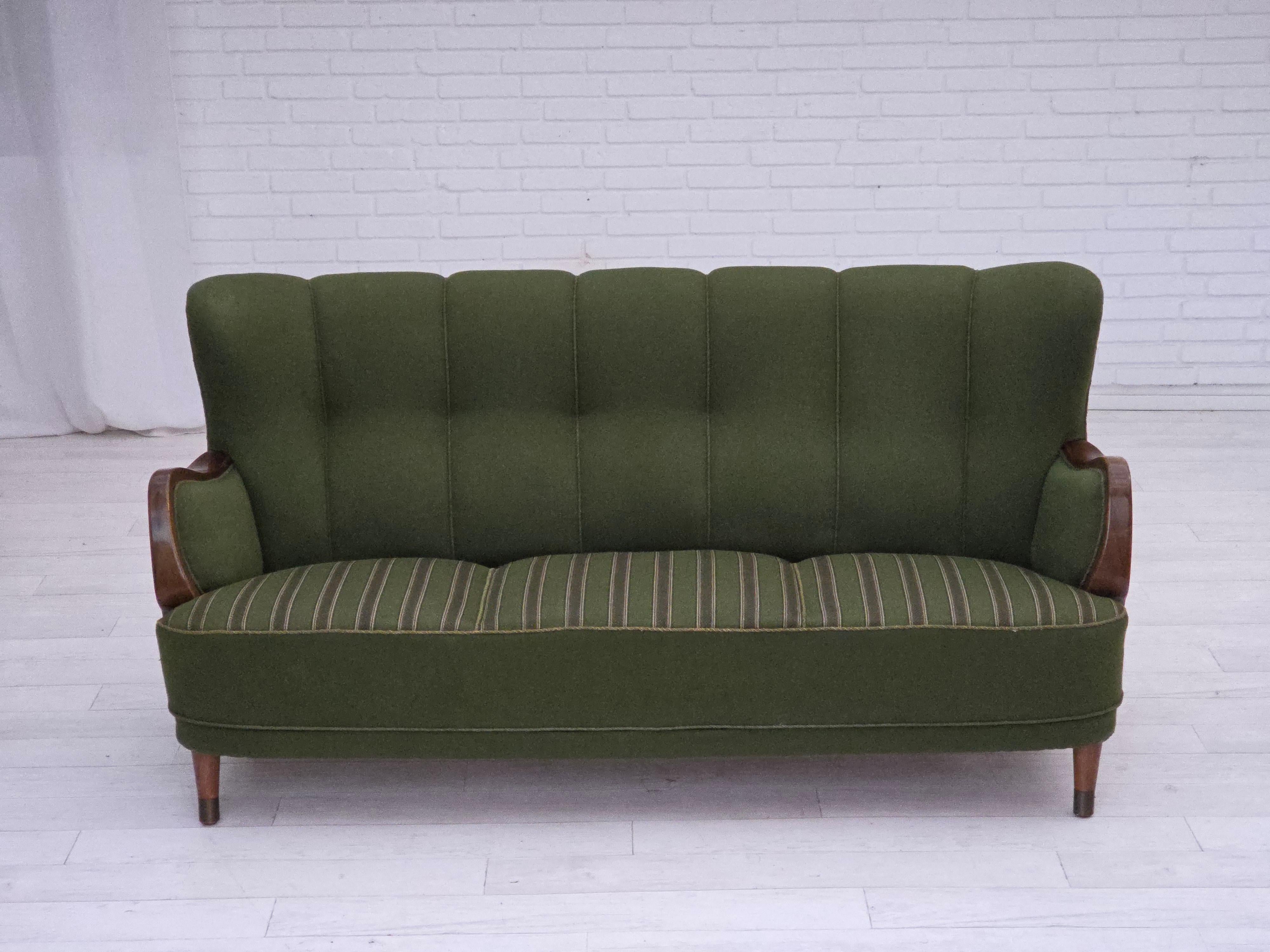 1960, canapé danois 3 places. Tissu de laine d'ameublement vert, pieds en bois de hêtre avec bouchons en laiton, ressorts en laiton dans l'assise, accoudoirs en bois de hêtre. Bon état d'origine : pas d'odeurs, pas de taches, construction stable.