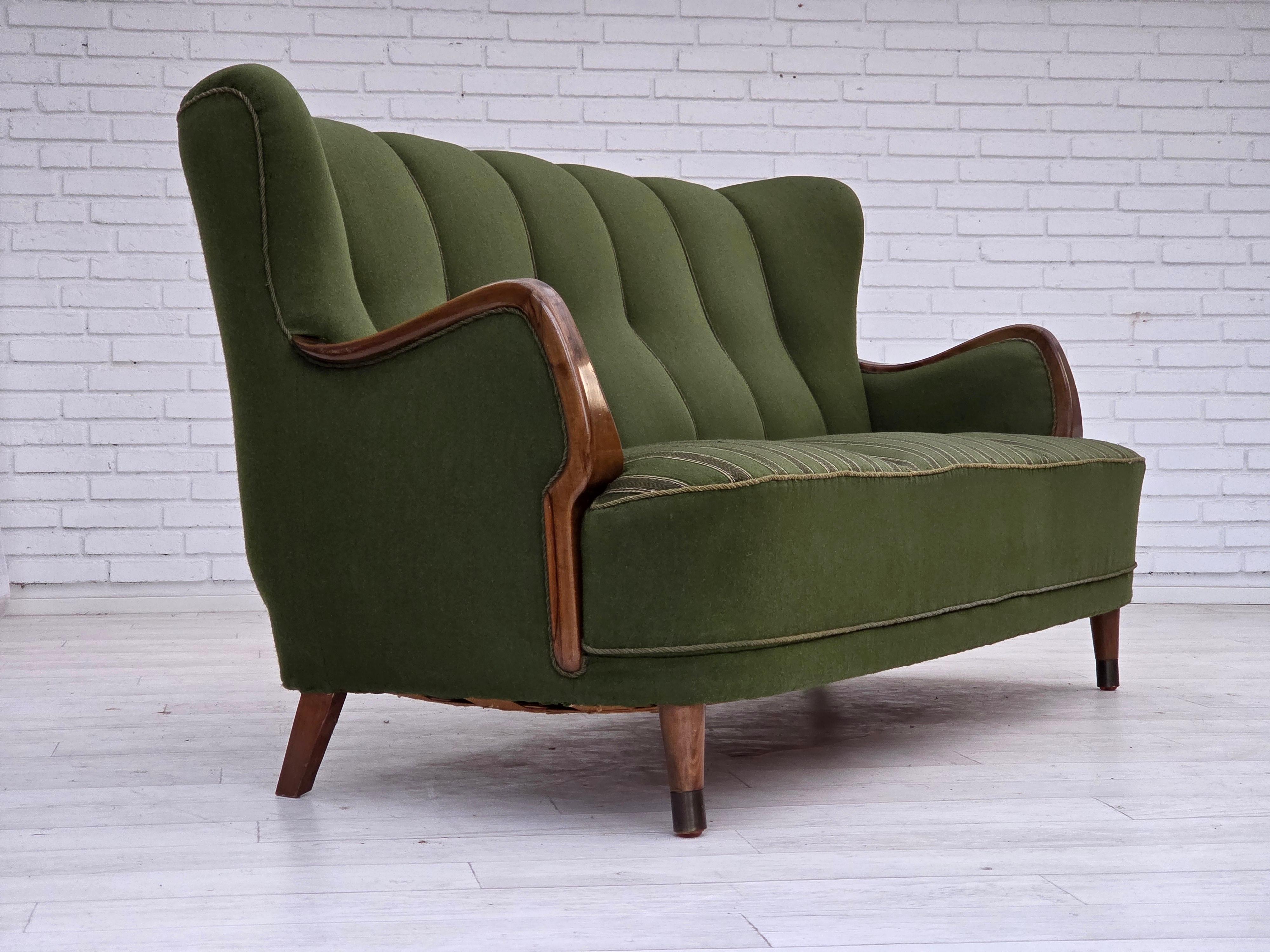 Scandinave moderne Années 1960, canapé danois à 3 places, tissu de laine vert, bois de hêtre. en vente