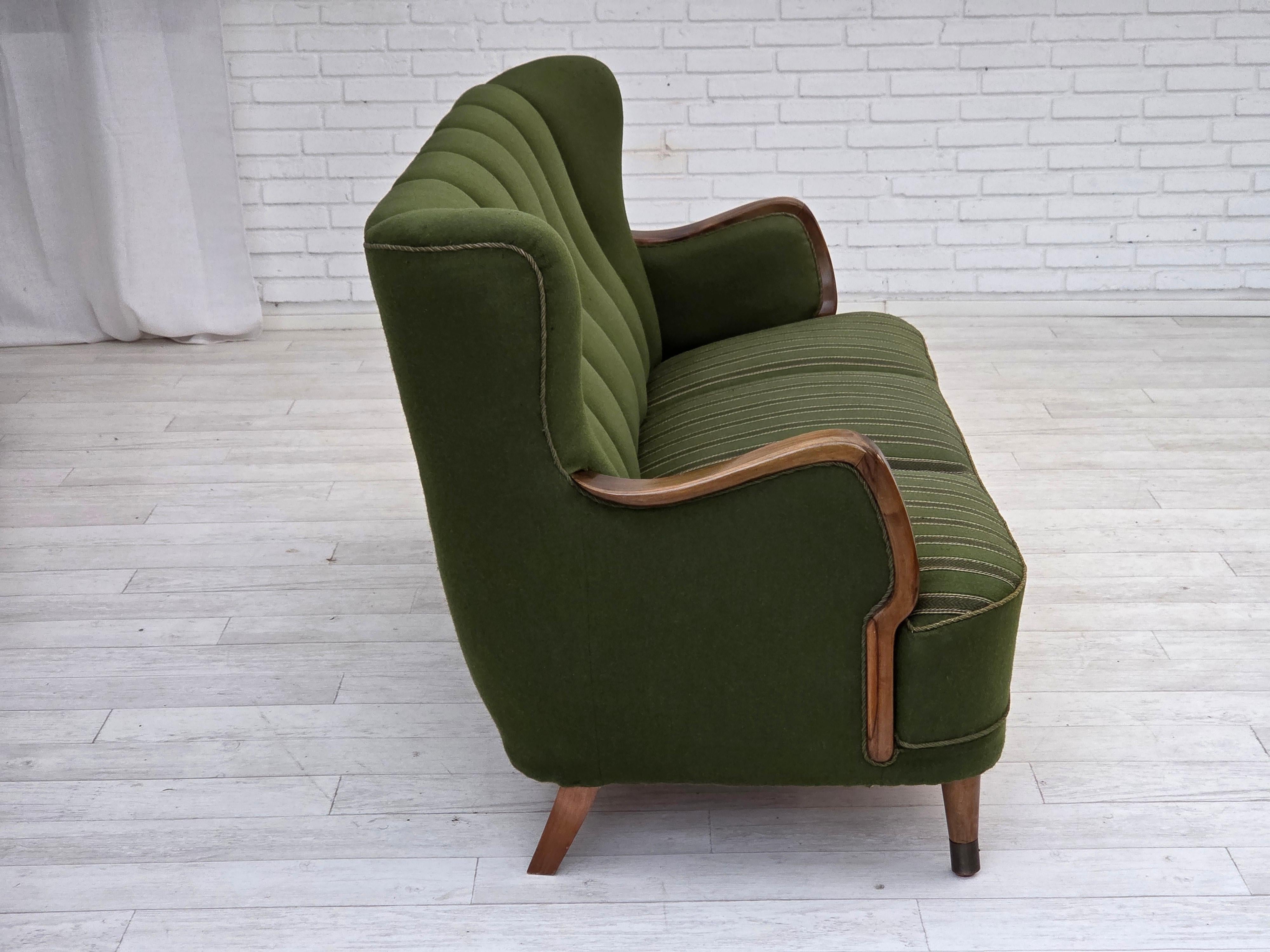 Danois Années 1960, canapé danois à 3 places, tissu de laine vert, bois de hêtre. en vente